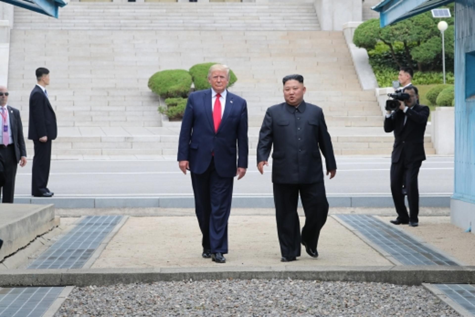 미국 대통령이 북한 땅 밟았다… 트럼프, 군사분계선 넘어 김정은과 기념촬영