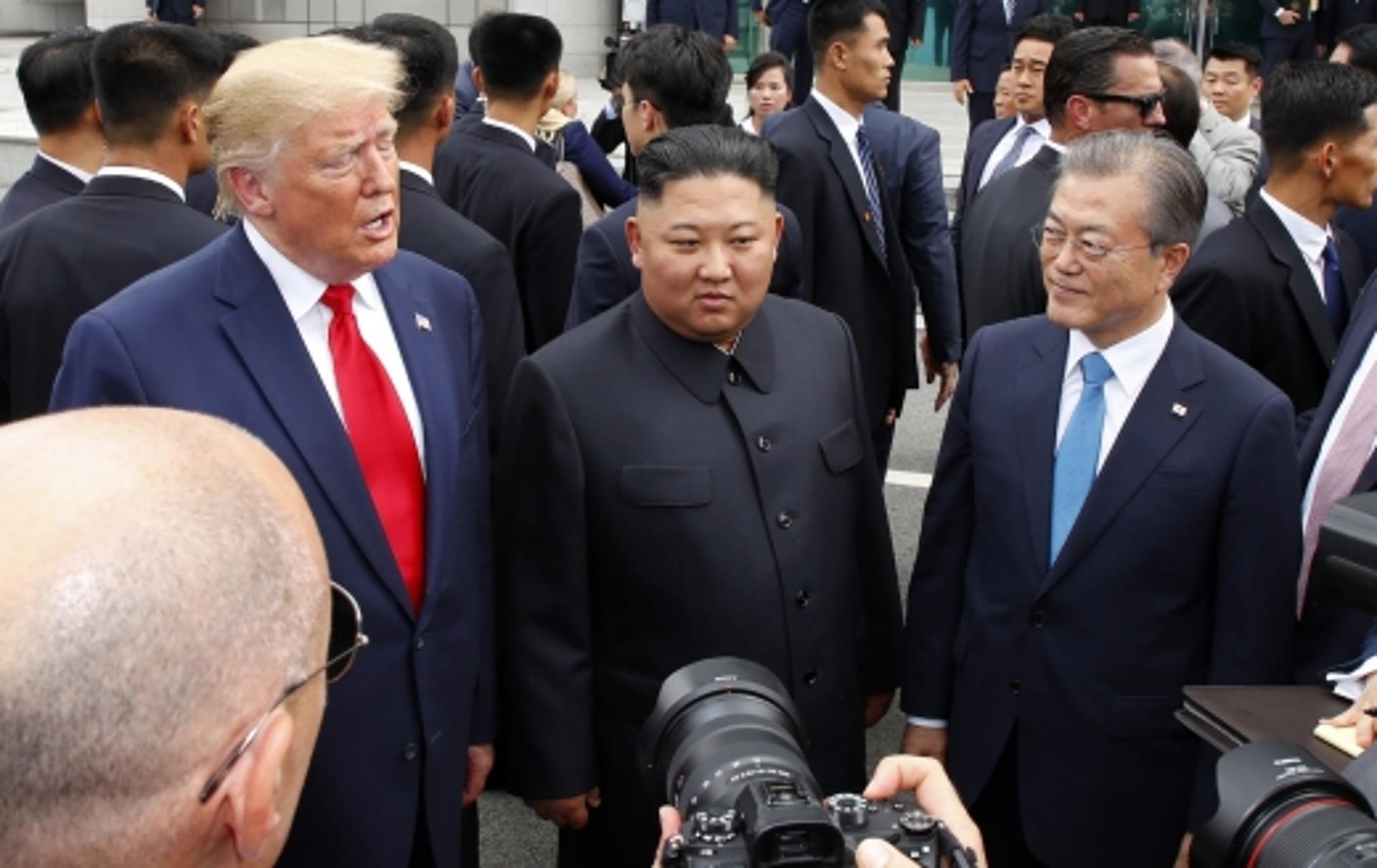 남·북·미 정상 JSA서 손잡아… 역사적 장면 본 미국 현지 언론도 감격