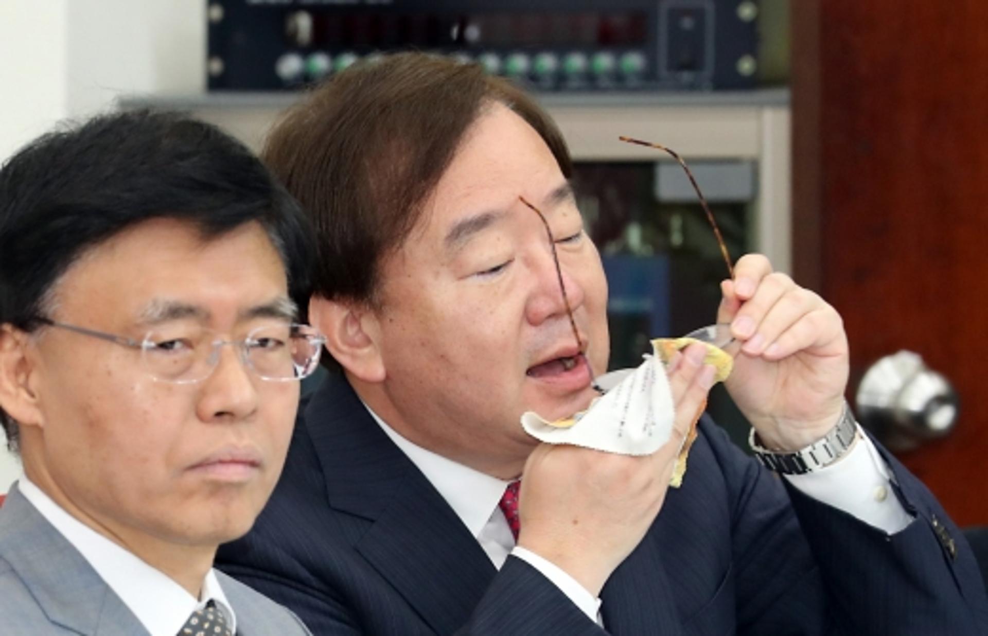 전화통화만 한다더니… 남북미 정상 회동에 강효상 머쓱