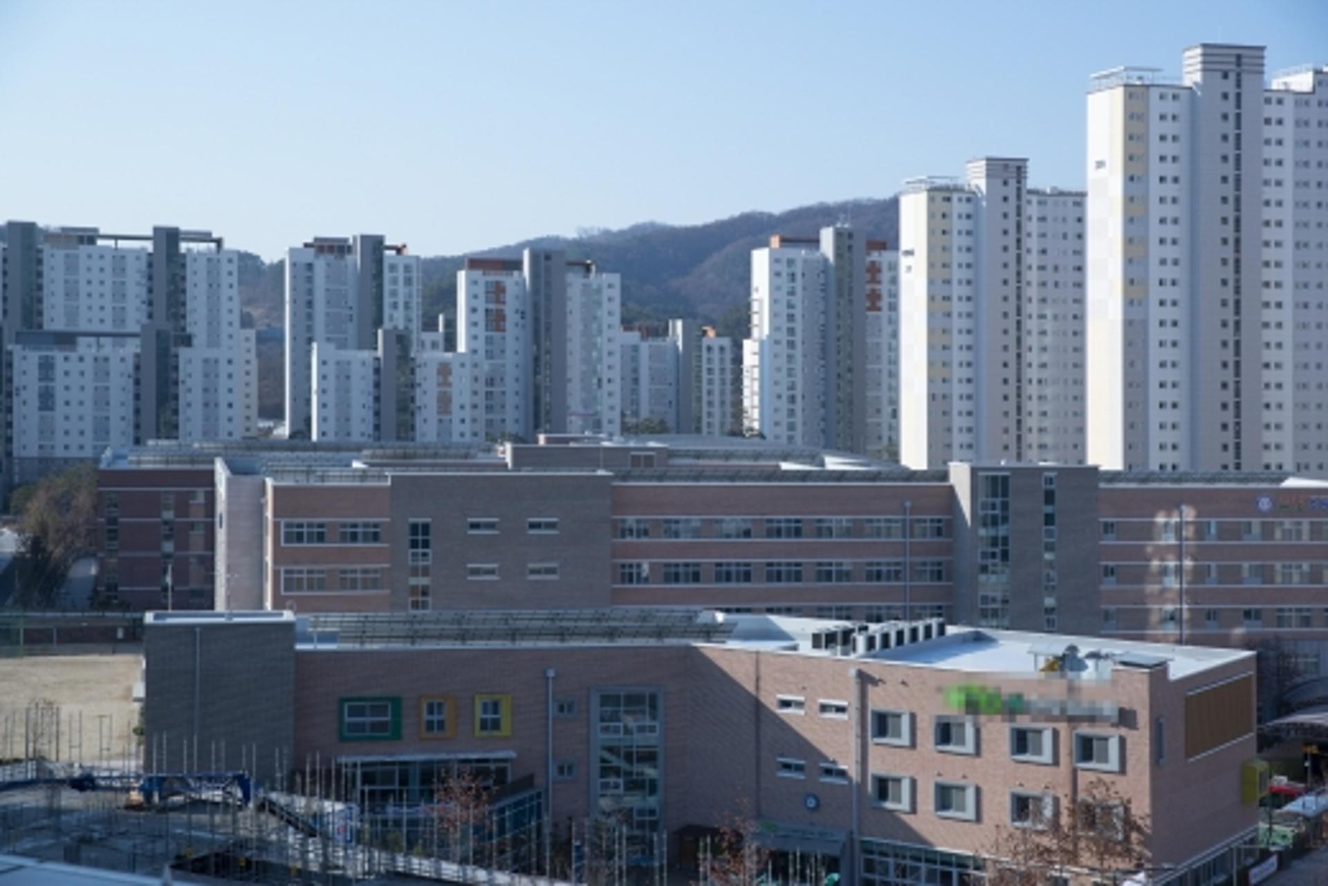 '맹모' 몰리면 집값 오른다?
