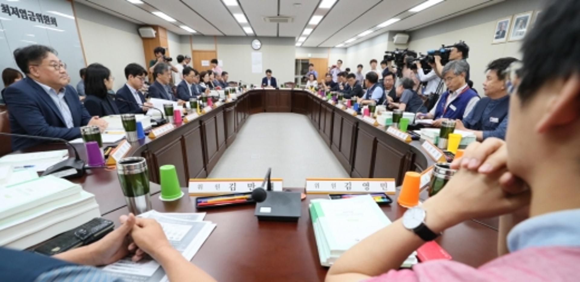 “1만원으로 올리자” vs “8000원으로 깎자”… 최저임금협상 진통