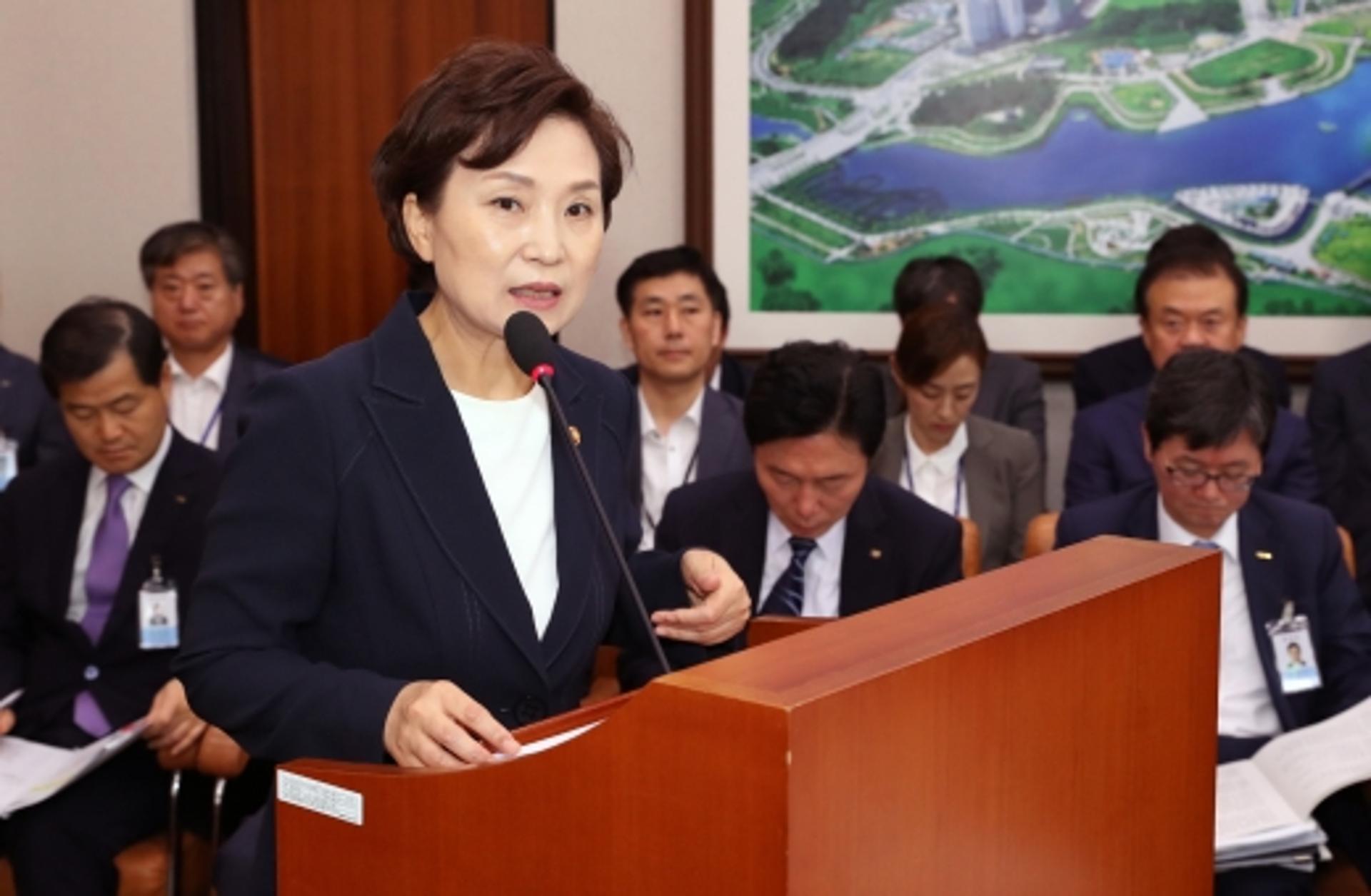 김현미 “분양가상한제 검토할 때”… 지방 부동산 침체는 “좀더 지켜볼것”