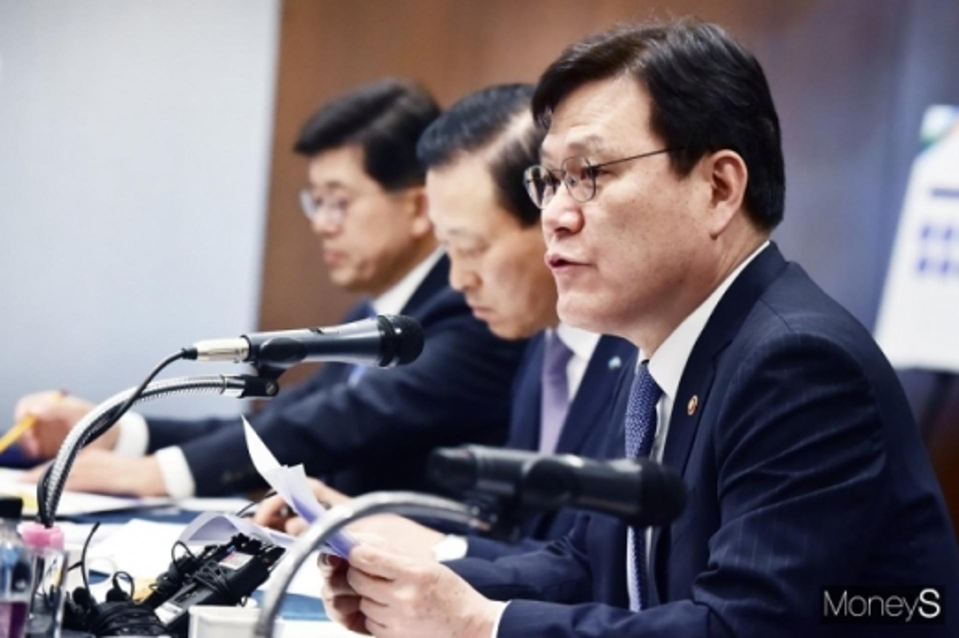 최종구 금융위원장 "대출모집인 1사 전속주의 개선 검토"
