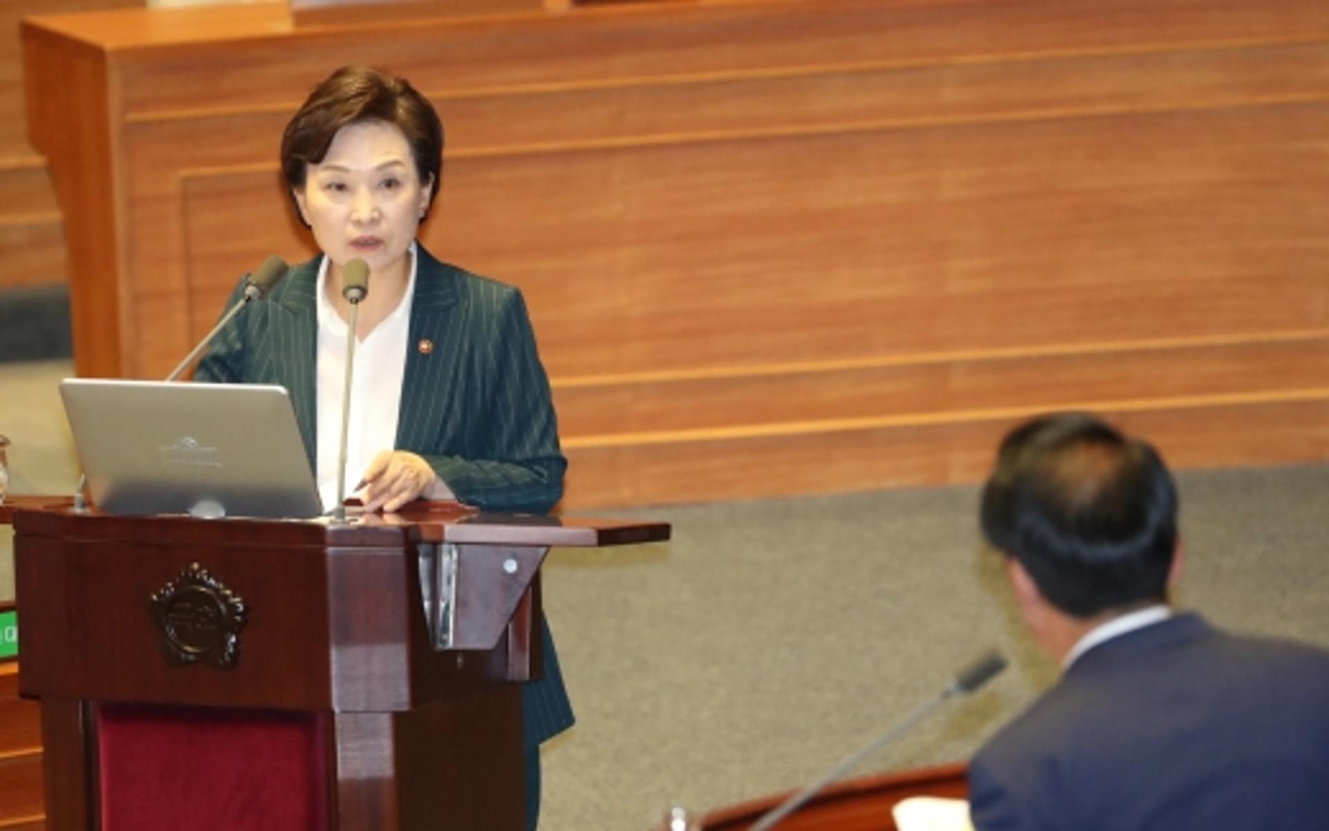 김현미 “내년 총선 출마한다… ‘분양가상한제→ 공급부족’ 동의 안해”