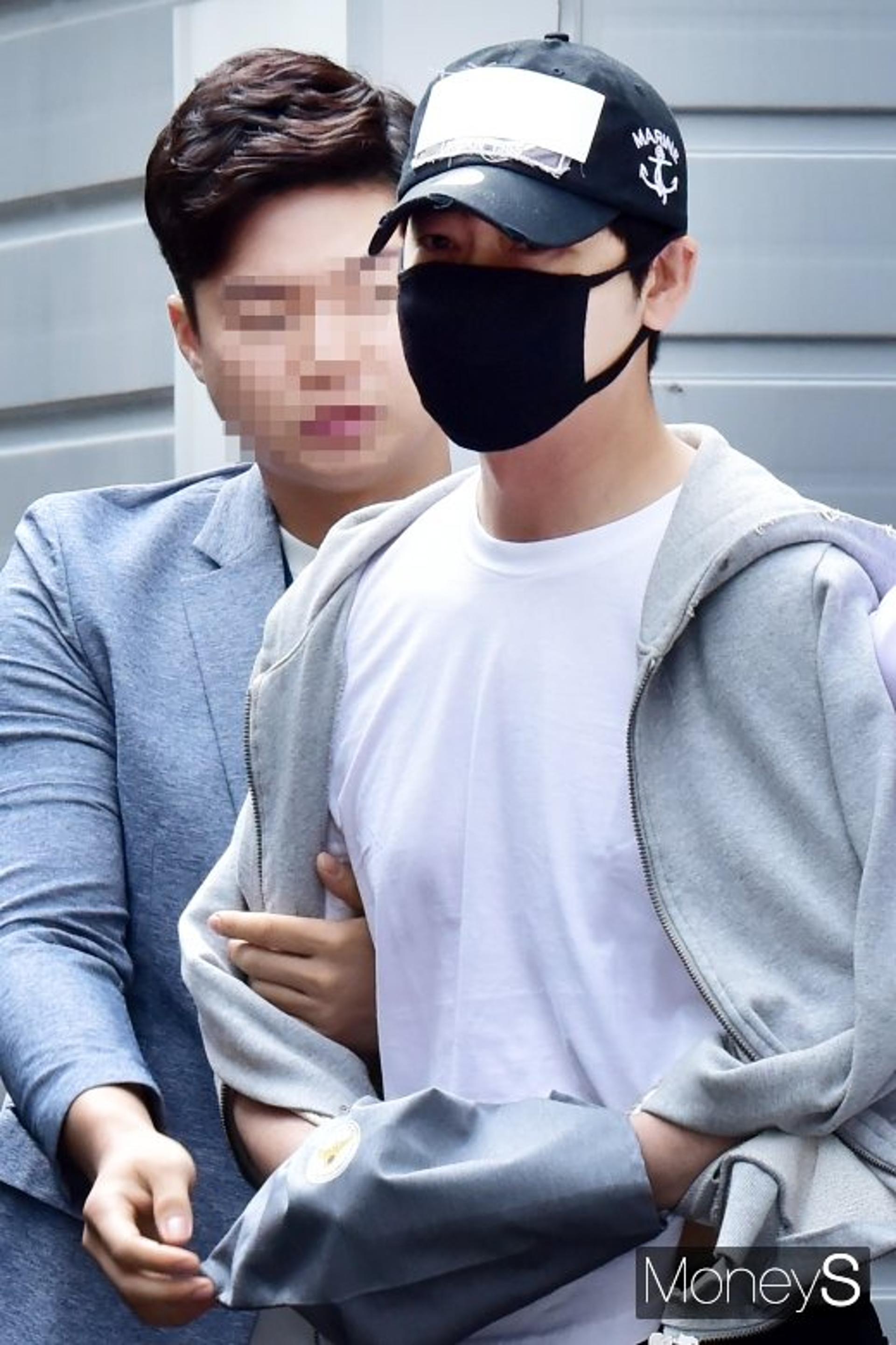 강지환, 수갑 차고 법원으로… 묵묵부답 속 '날카로운 눈빛'