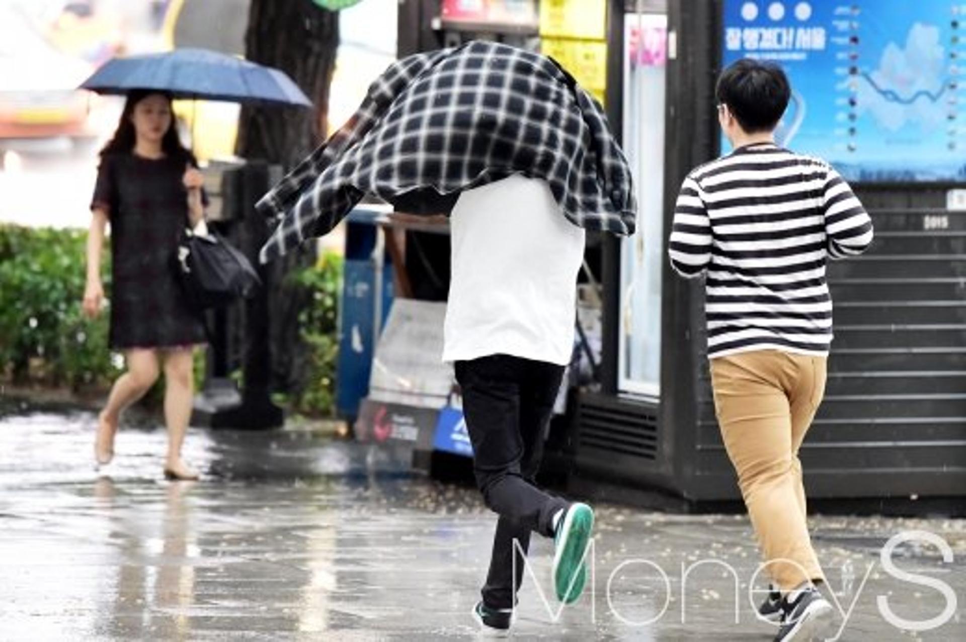 [내일날씨] 태풍 다나스 북상… 충청·남부·제주도 '장맛비'