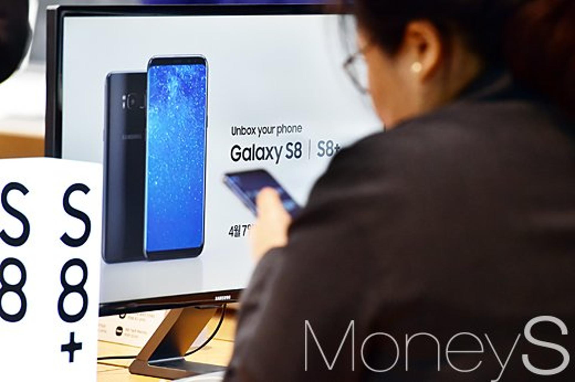 "고맙다 갤럭시S8"… 방수기능 덕, 물에 빠진 승객 구했다
