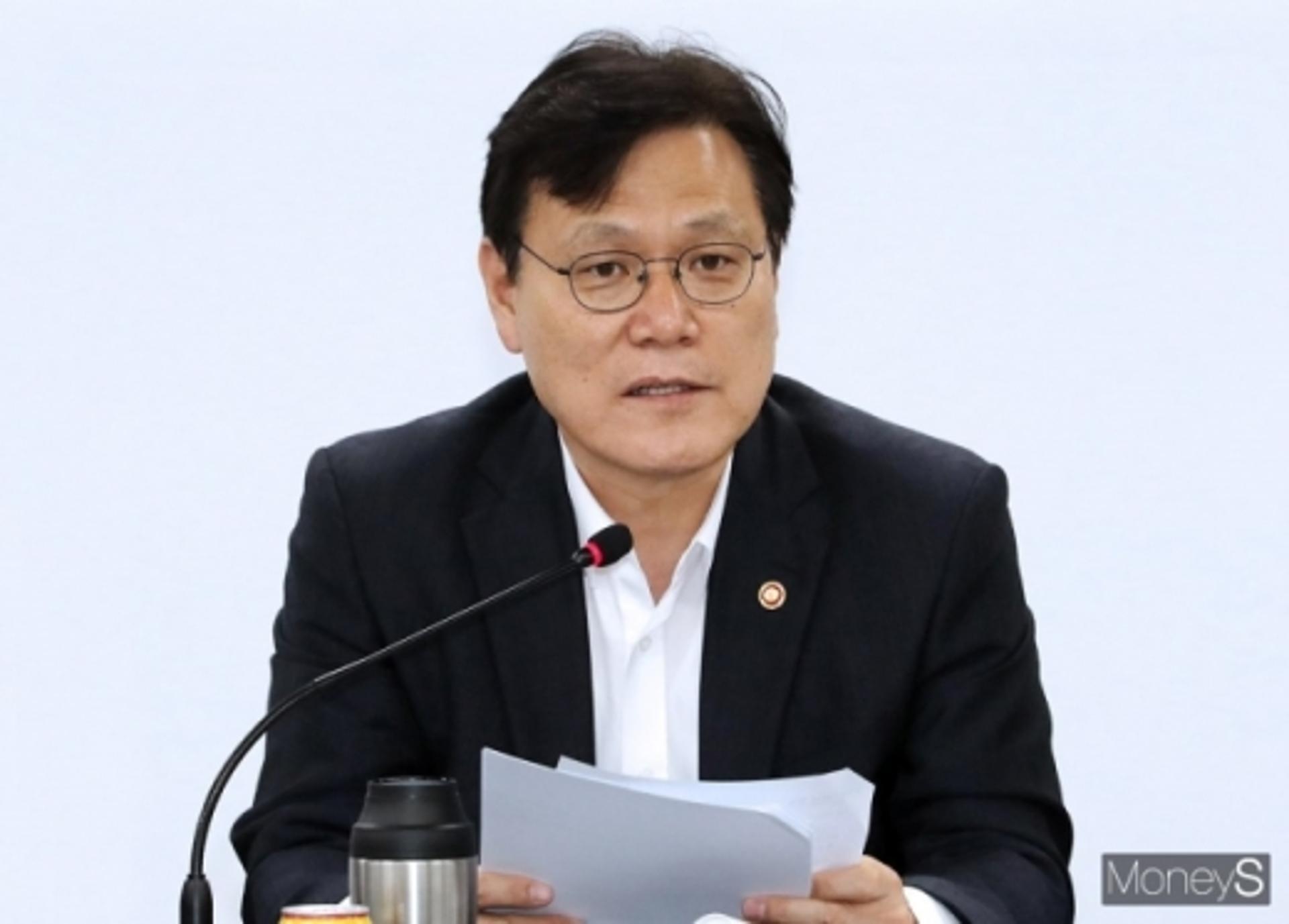 최종구 금융위원장 "청와대 개각발표에 포함… 아직 계획없어"