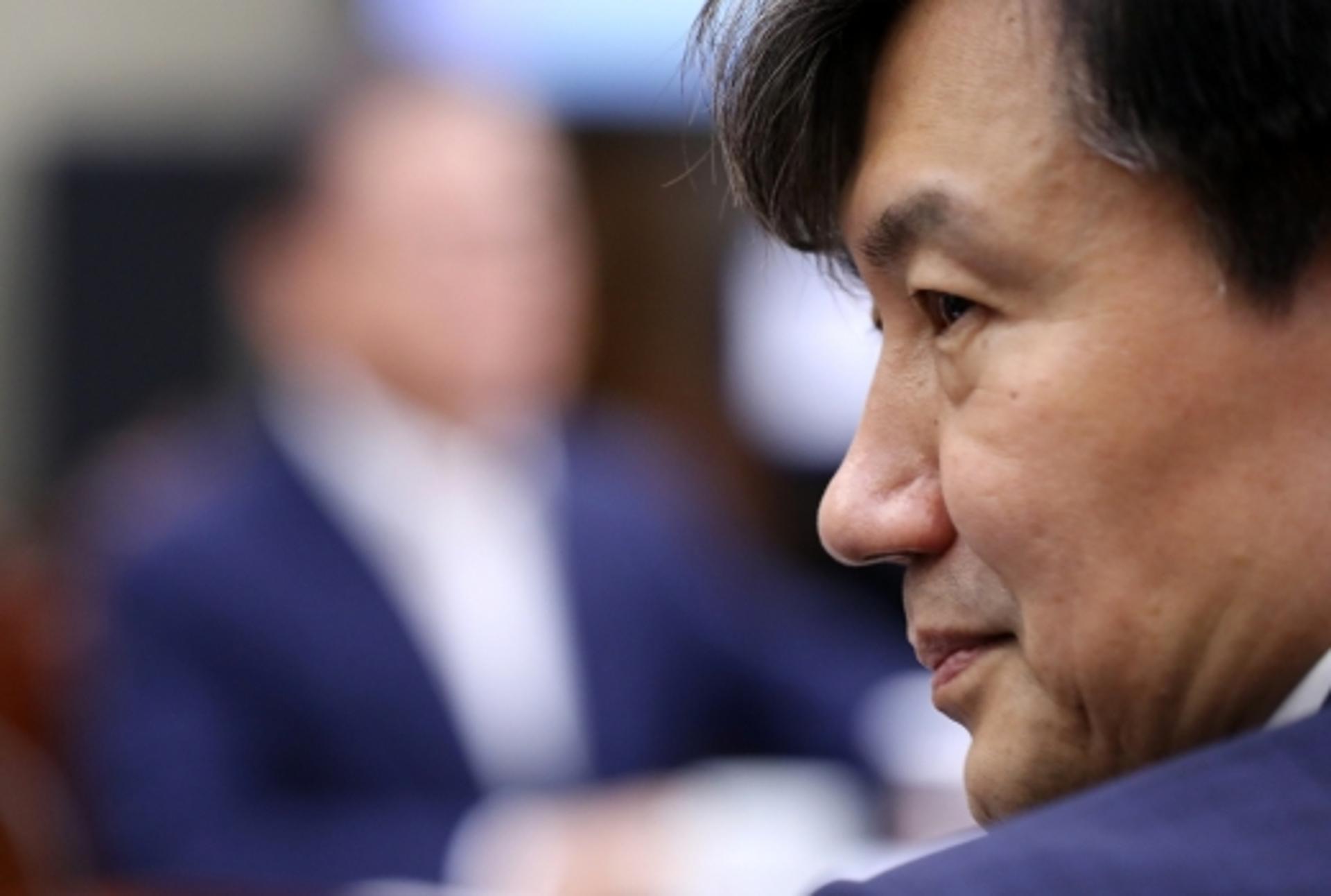조국 “징용판결, 일부 정치인과 언론이 일본에 동조”