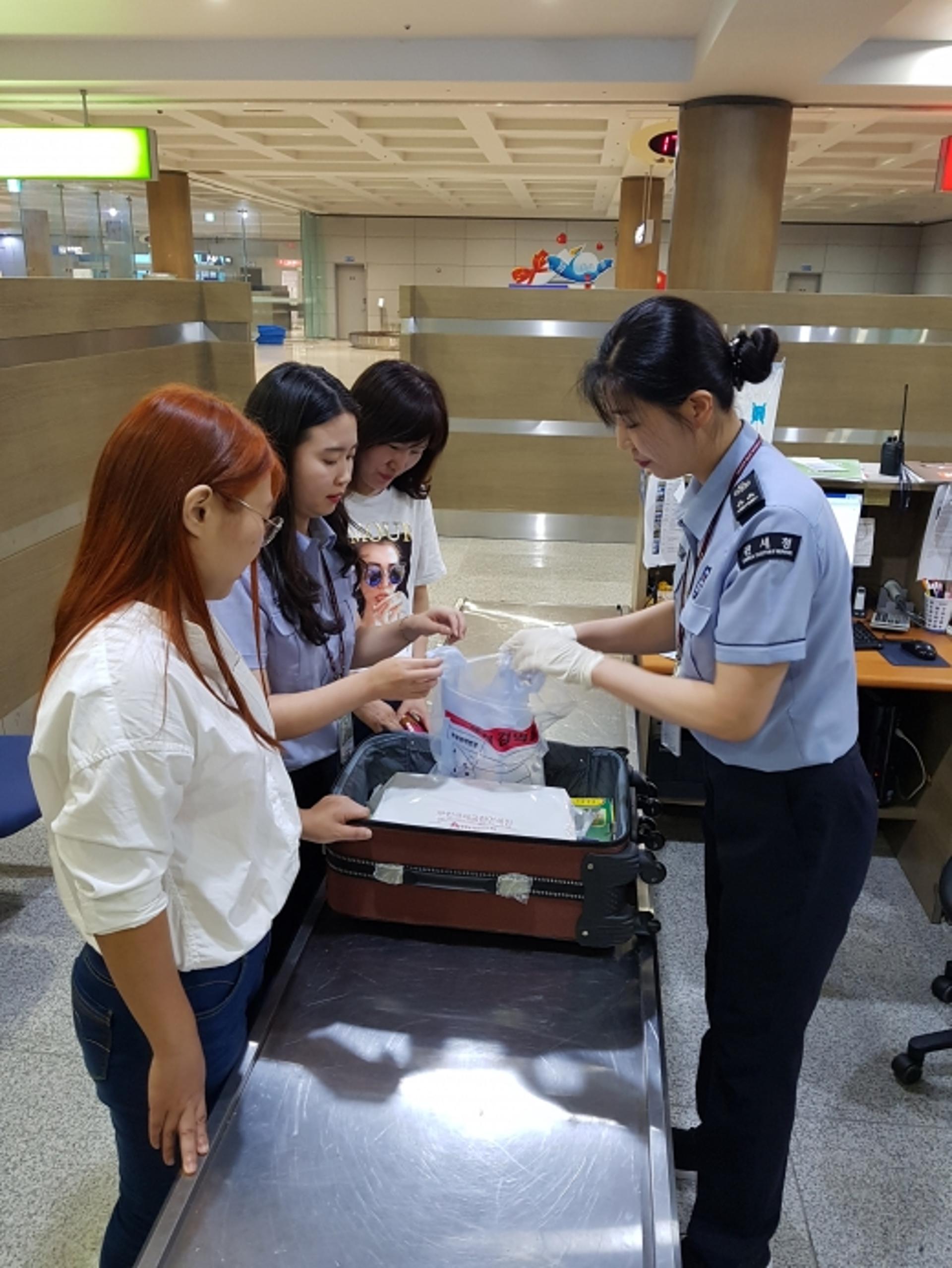 광주본부세관,휴가철 무안공항 휴대품 검사 강화