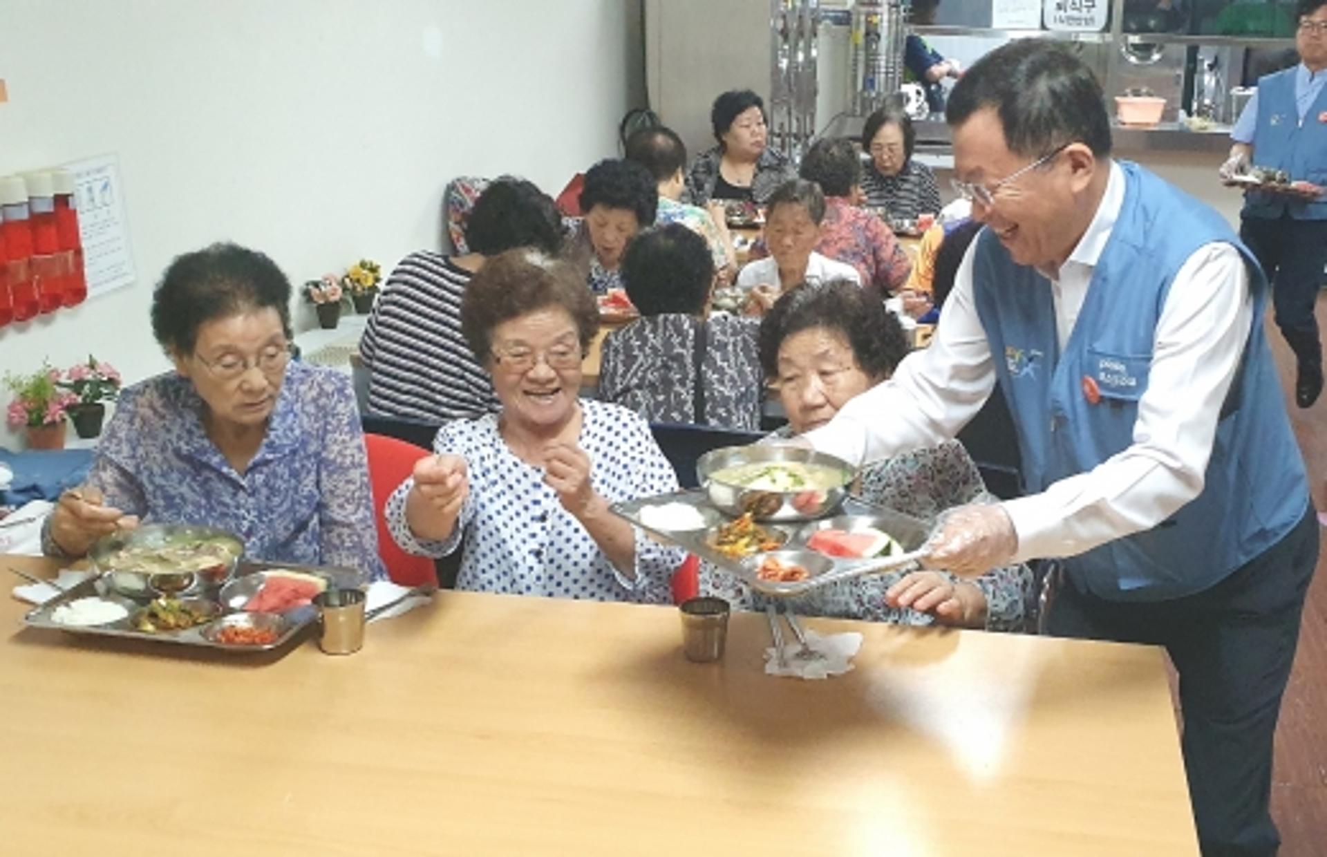 포스코건설, 인천지역 어르신 400명에 삼계탕 대접