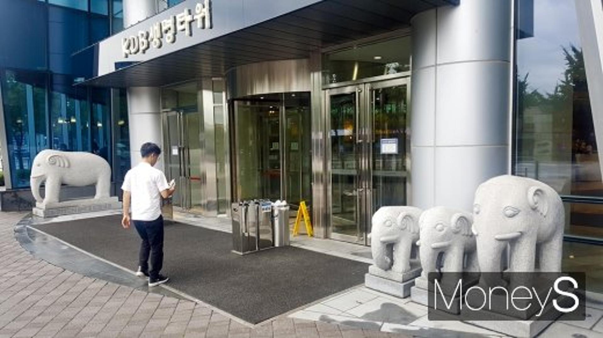 [르포] ‘네마리 코끼리’는 왜 사옥 정문을 지키고 섰나