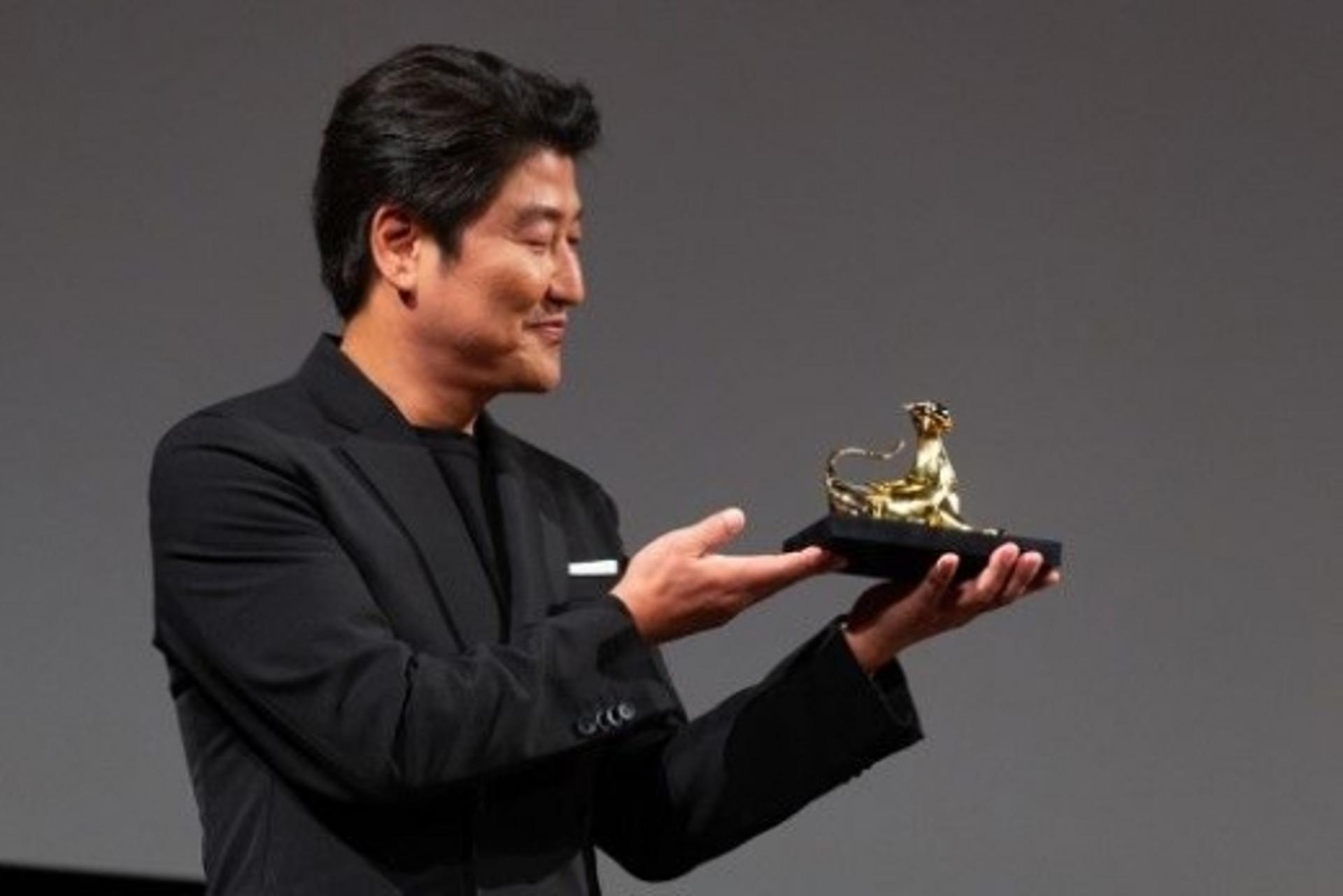 송강호, 엑설런스어워드 수상 "봉준호에게 영광 바친다"