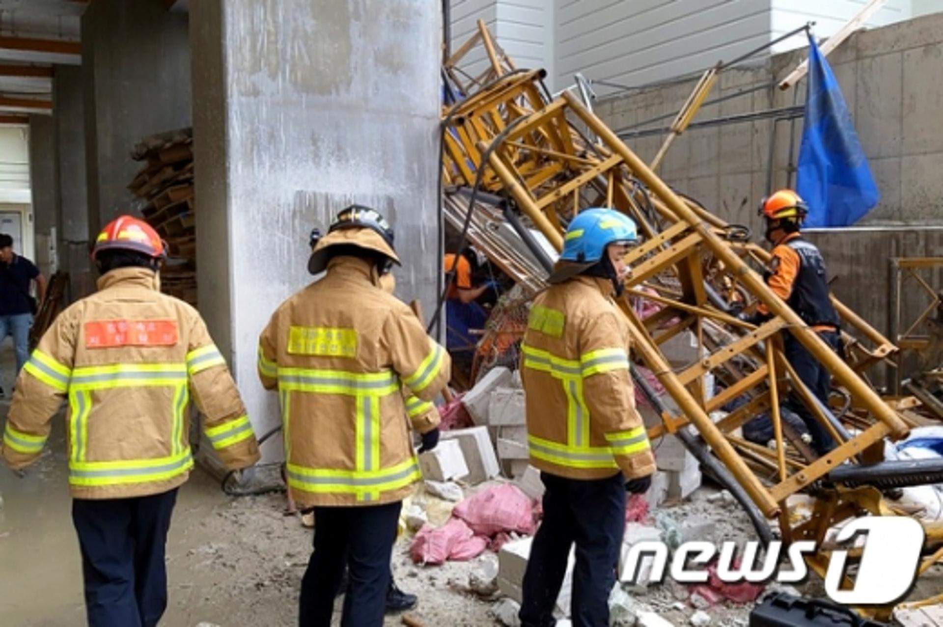 속초 아파트 15층서 공사용 엘리베이터 추락(속보)