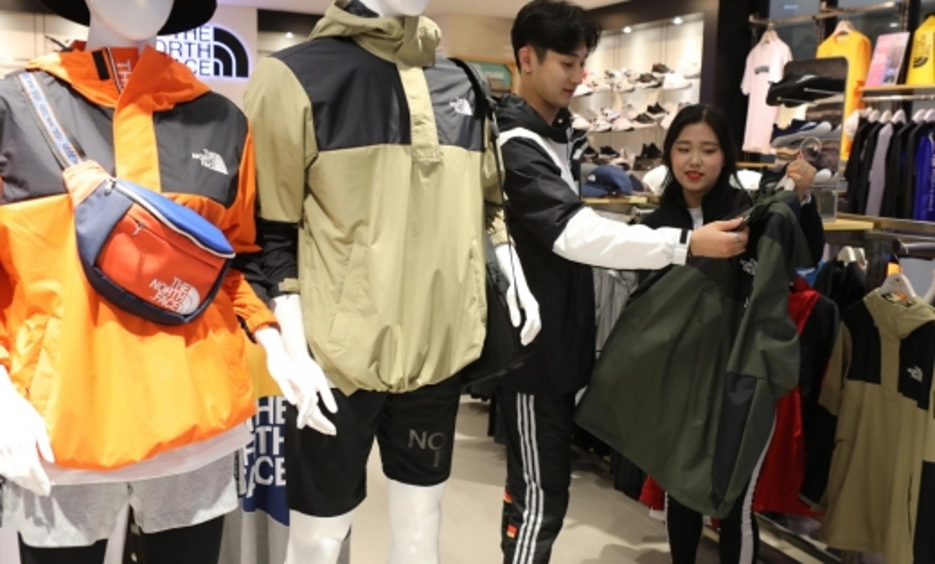 롯데백화점 광주점, 복고풍 '아노락패션' 젊은층에 인기