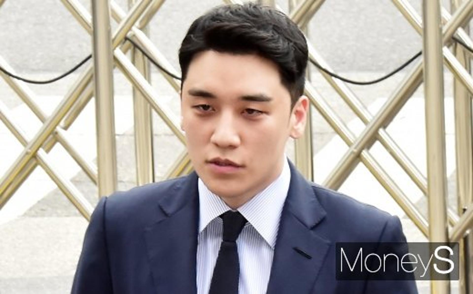 '해외 원정도박' 승리 경찰출석… "심려 끼쳐 죄송"(상보)