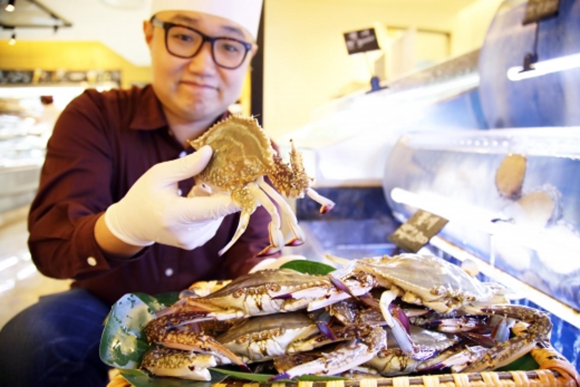광주신세계 "살이 꽉찬 가을 꽃게 맛보세요"