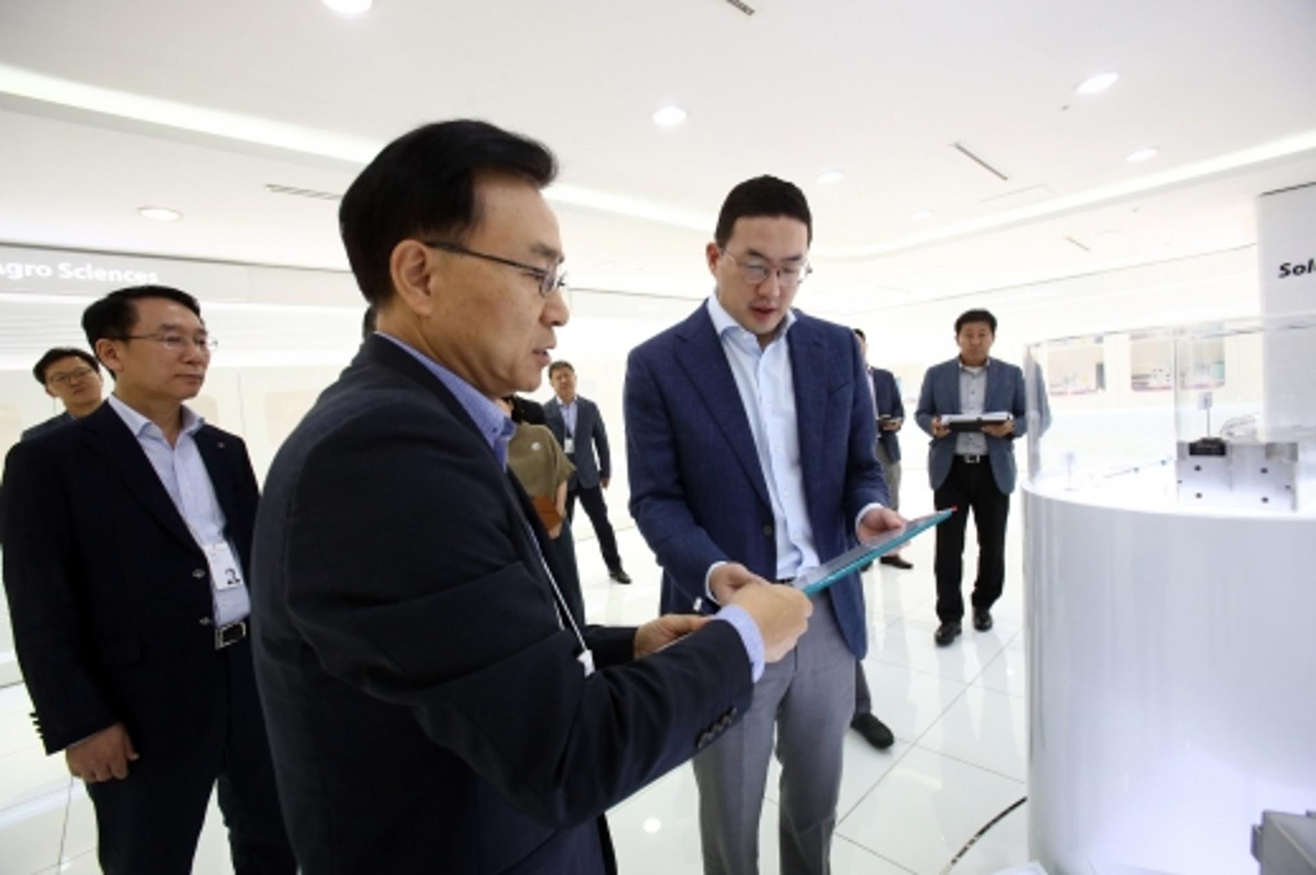 구광모 LG 회장, 대전 LG화학 기술연구원 방문… 소재·부품 개발현황 점검