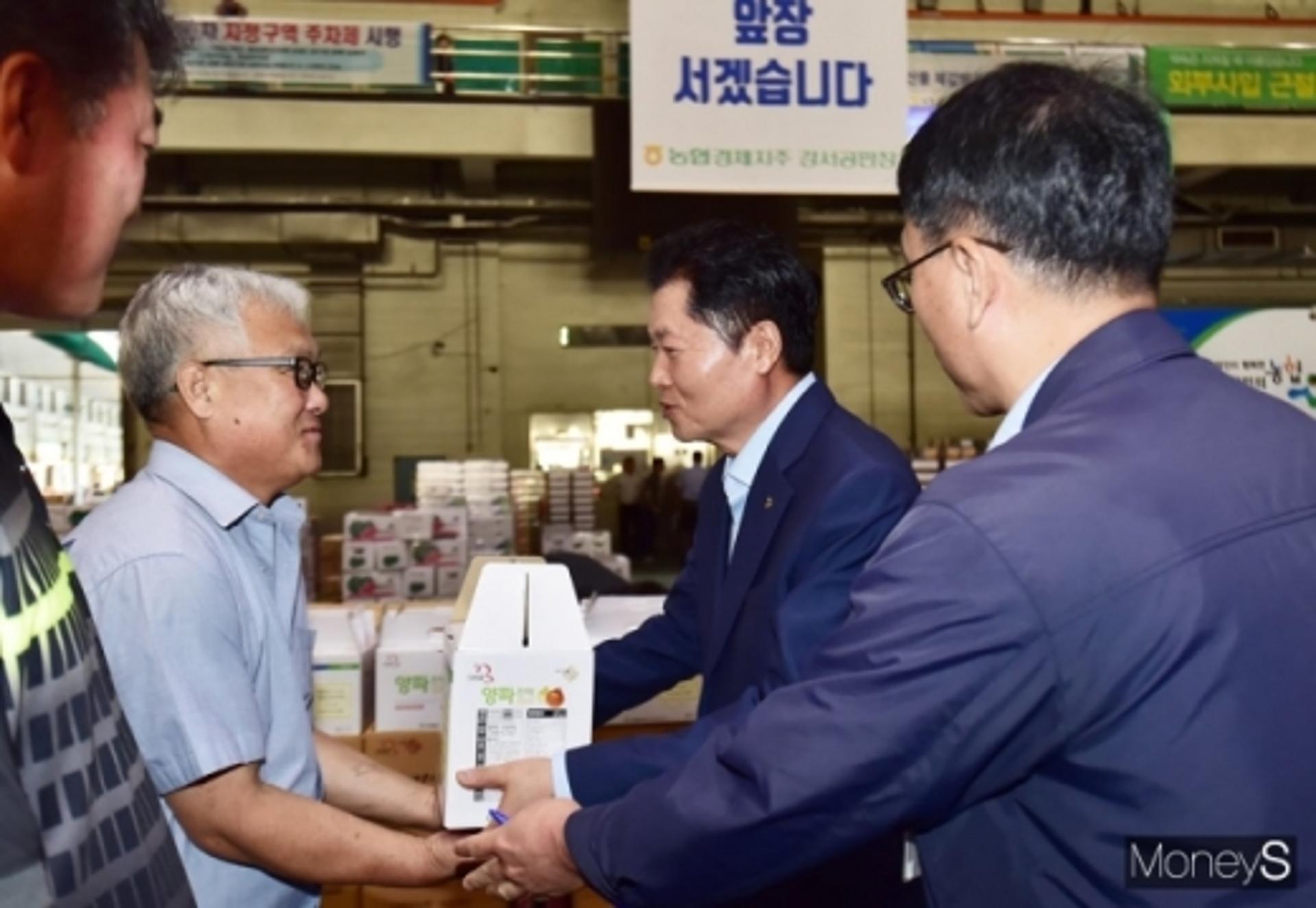 김병원 농협회장, 추석 성수품 수급현장 점검