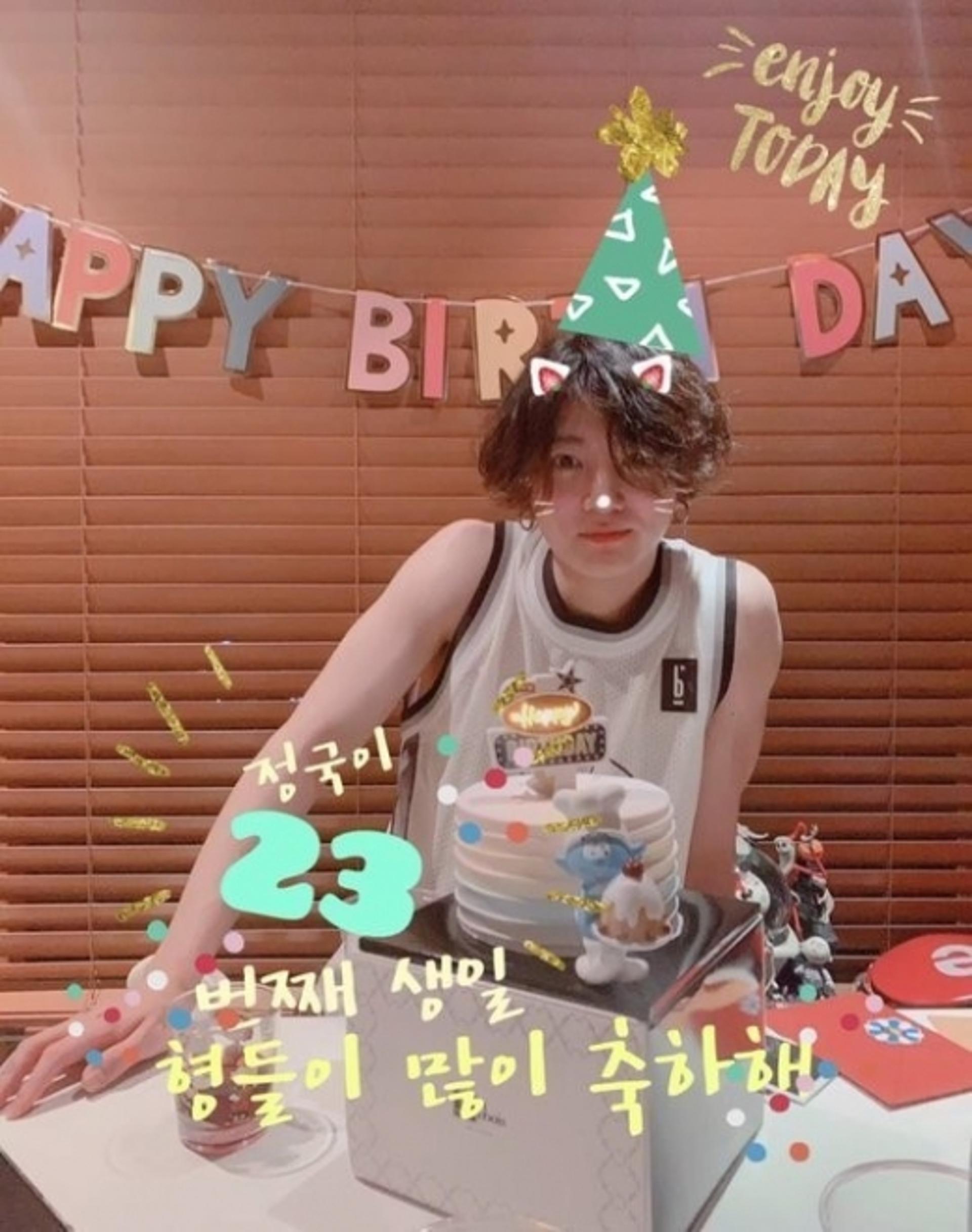'방탄' 정국 생일파티, "아미 덕분에 행복해♥"