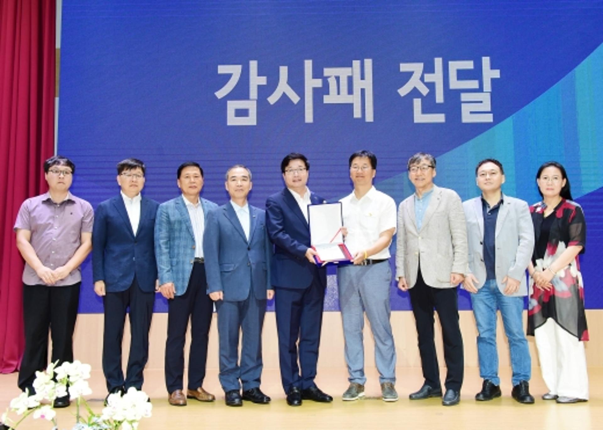 아파트 구조물 탈착사고 막은 염태영 시장에 주민 감사패 전달