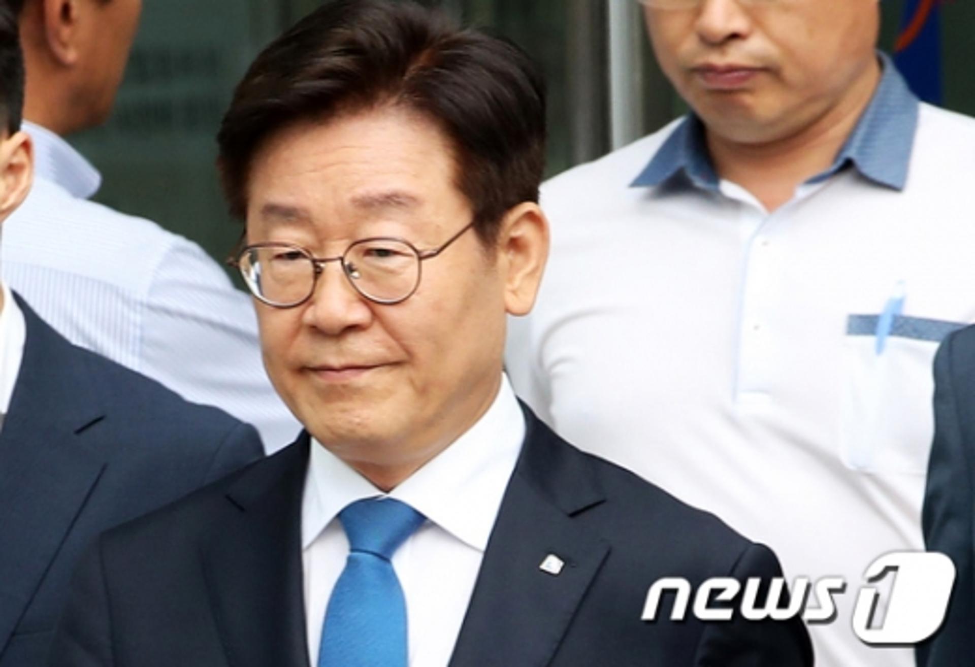이재명, 항소심 '벌금 300만원 선고…"지사직 상실 위기"