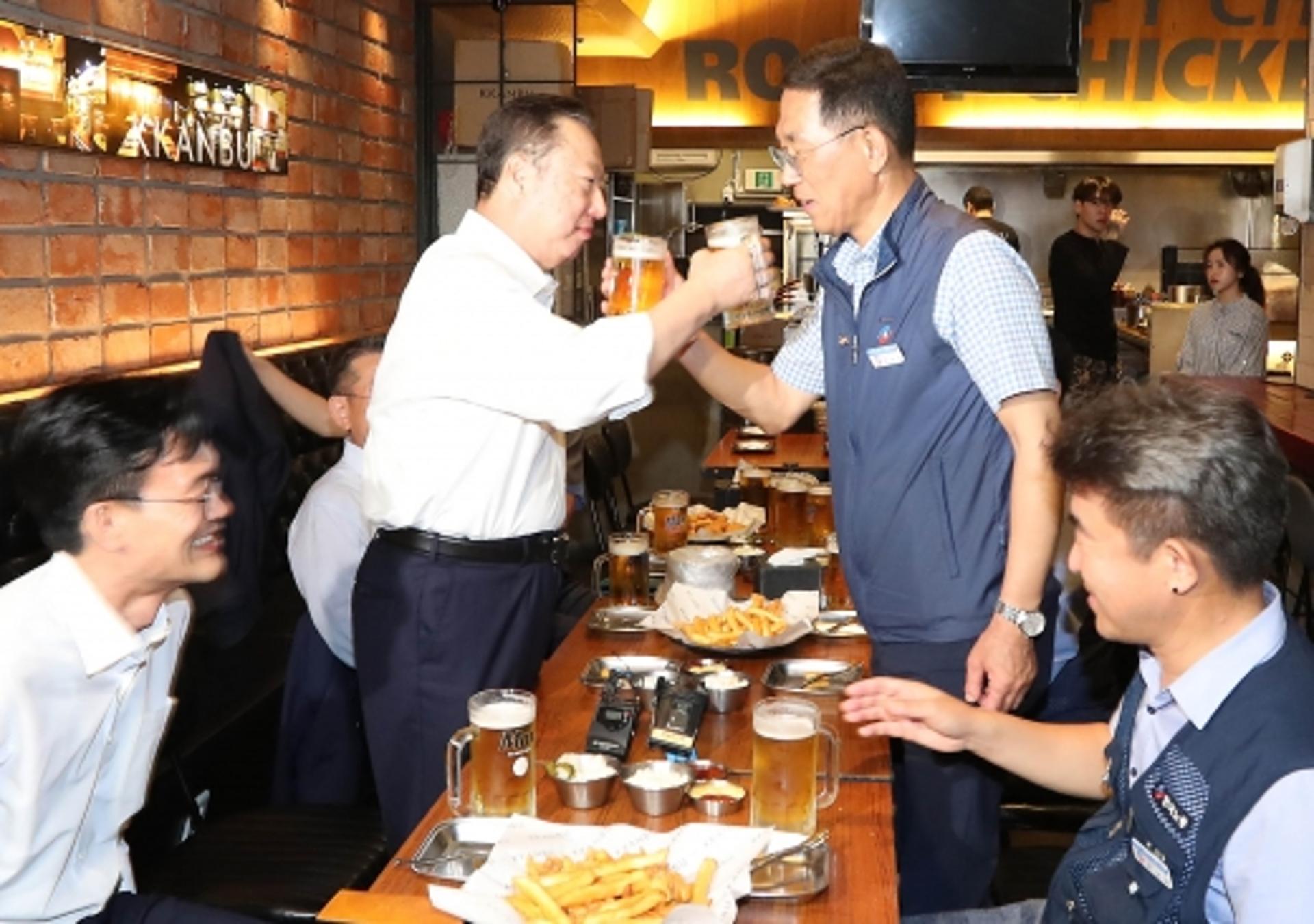 박용만 회장·김주영 위원장, 2시간 치맥미팅… “노발대발”