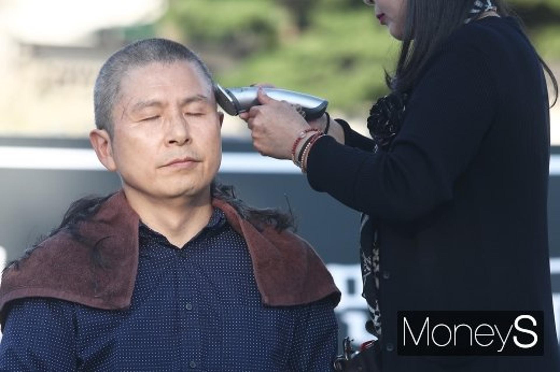 황교안 삭발, 홍준표 "야당 깔보면 어떻게 되는지 보여달라"