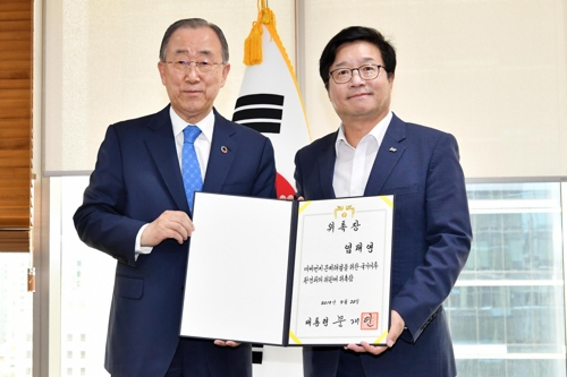[포토] 반기문 국가환경회의 위원장, 염태영 시장에게 위촉장 전달