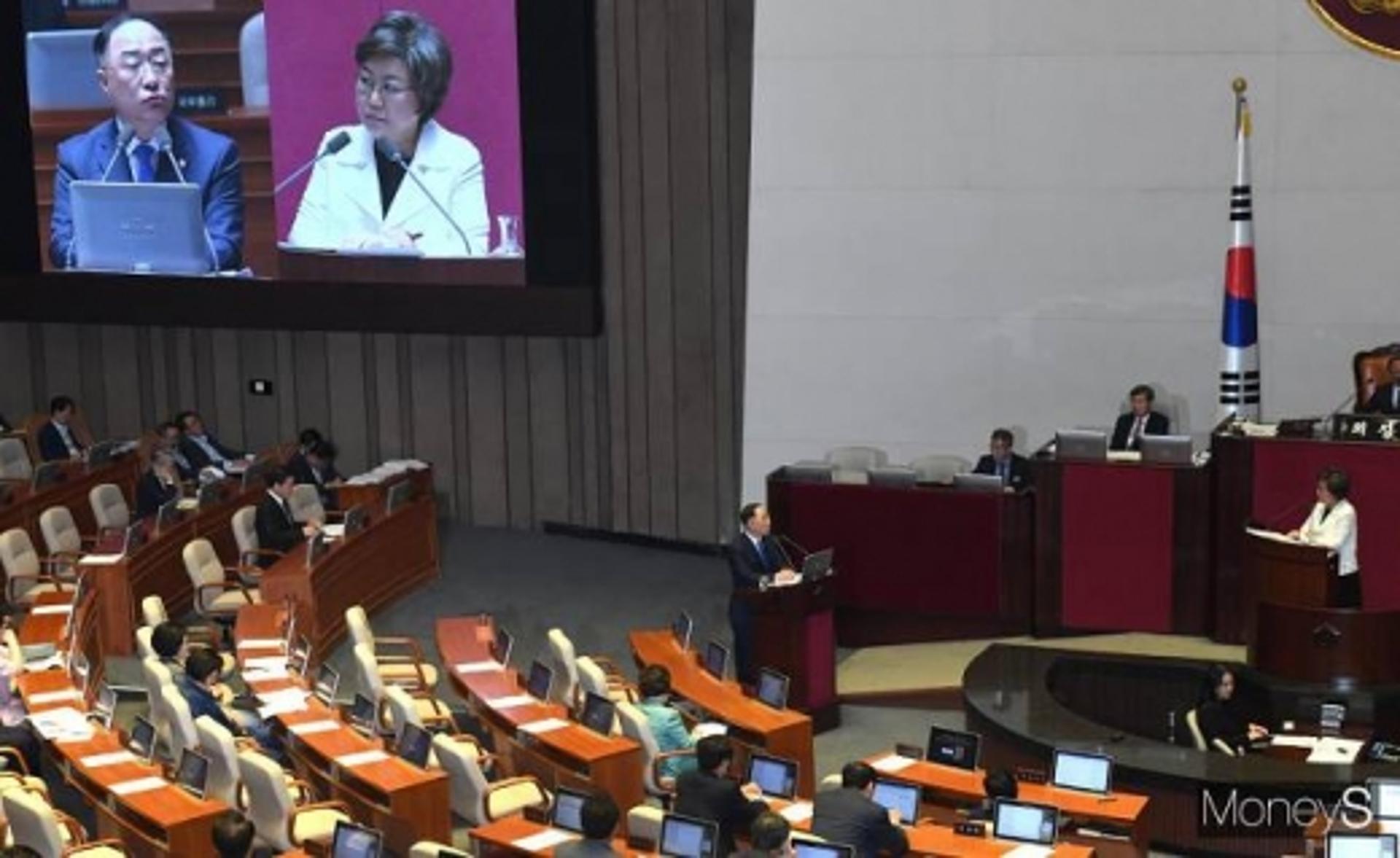 홍남기 “강남 재건축 철저히 잡을것”