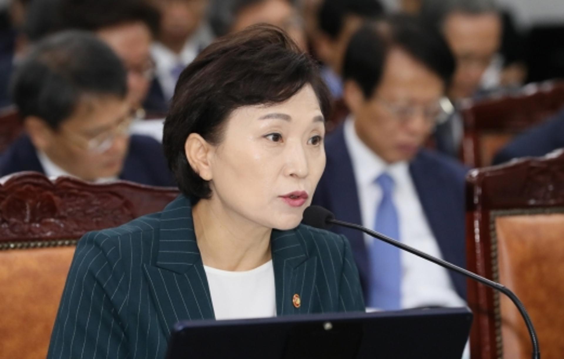 [2019 국감] 김현미 “민간택지 분양가상한제 확실히 적용한다”