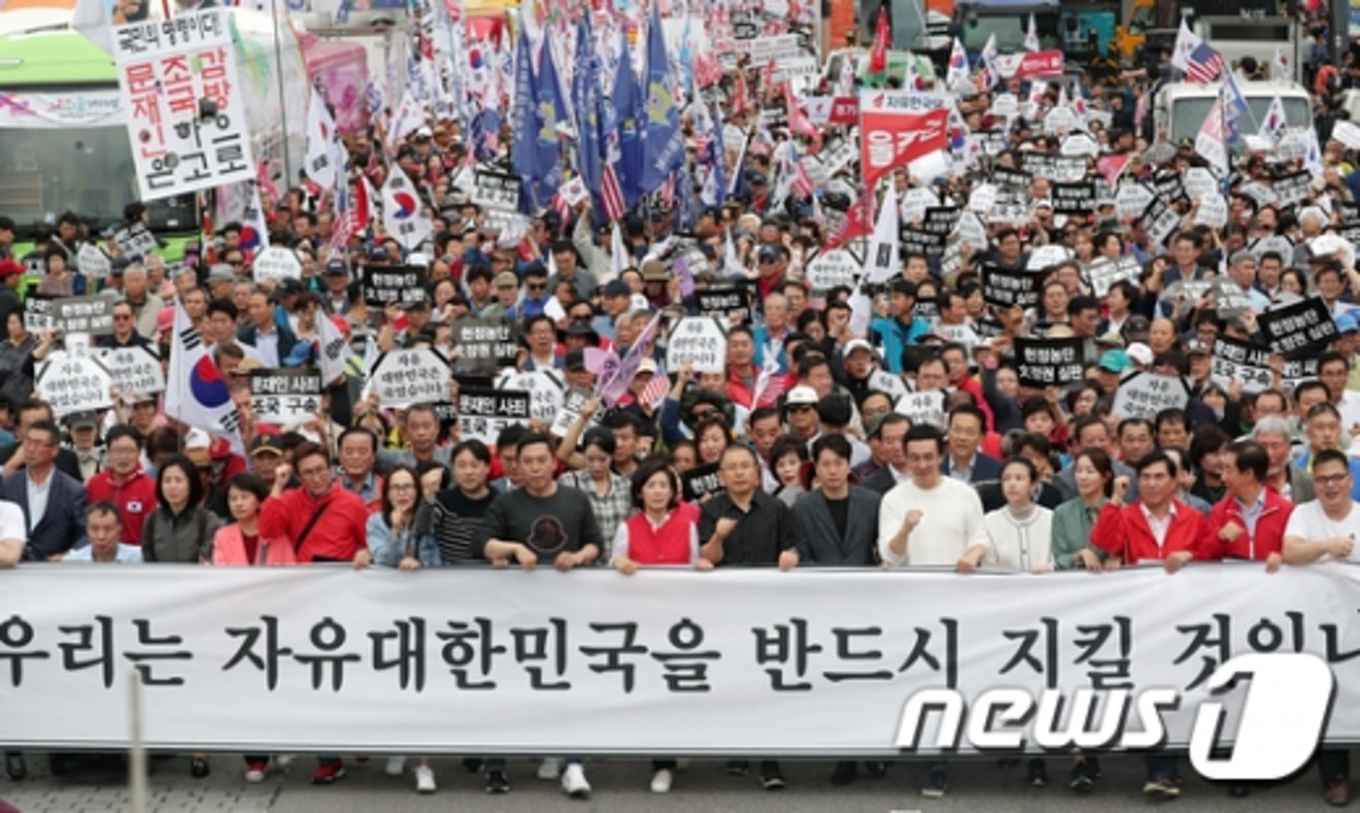 개천절 '조국 사퇴' 집회… 서울 도심서 투쟁·행진 잇따라