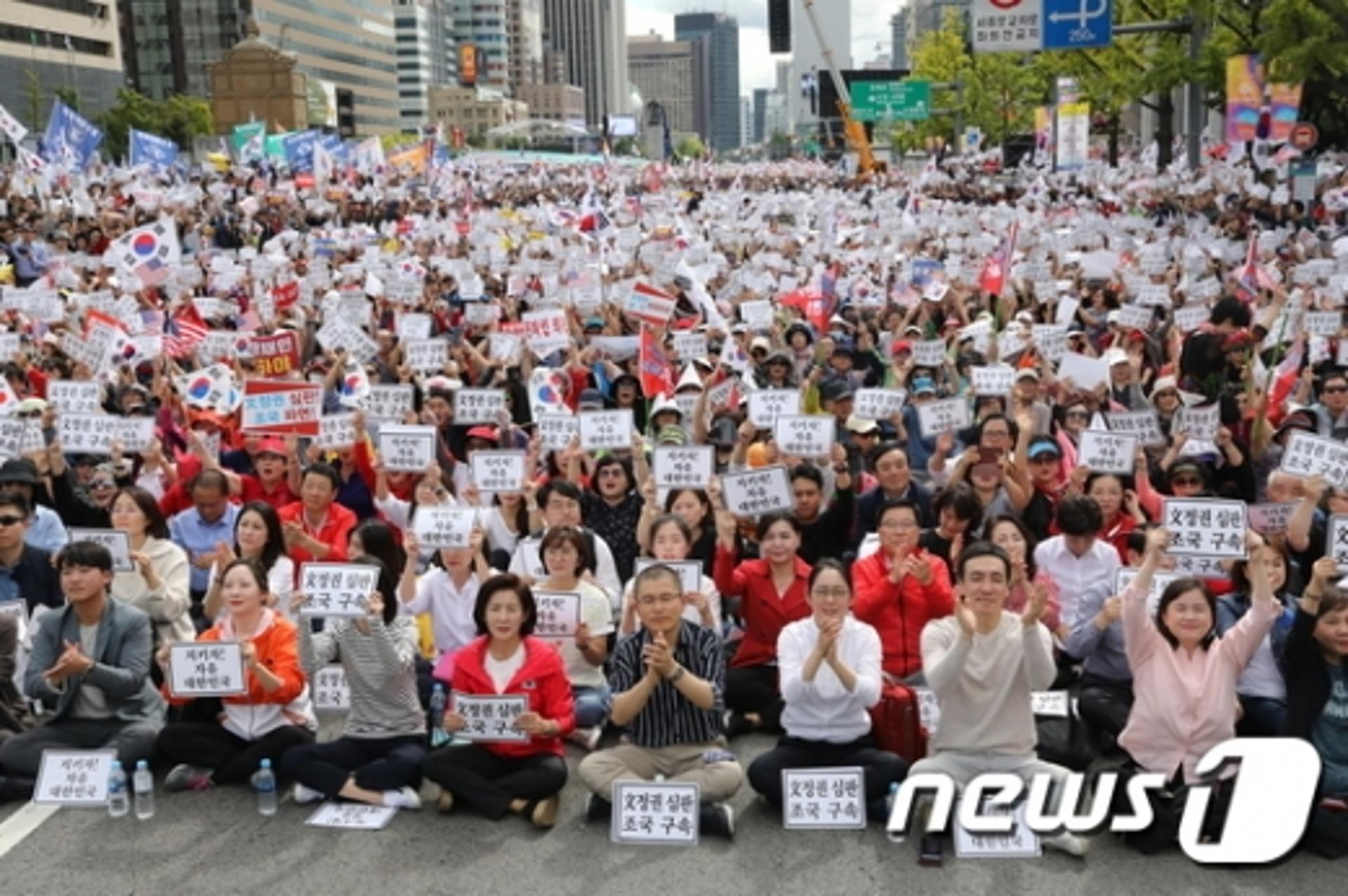 ‘문재인·조국 OUT’ 대규모 집회… 서울 도심 일대 교통통제