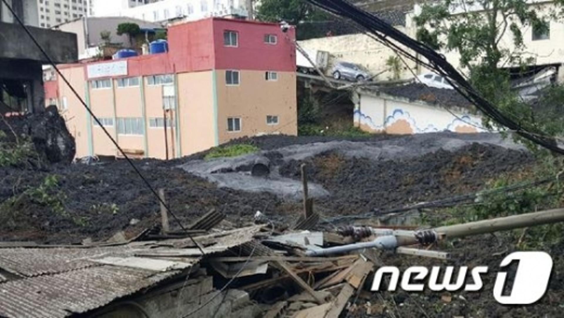 태풍 '미탁', 부산 주택 건물 덮쳐… 매몰자 수색작업 진행중