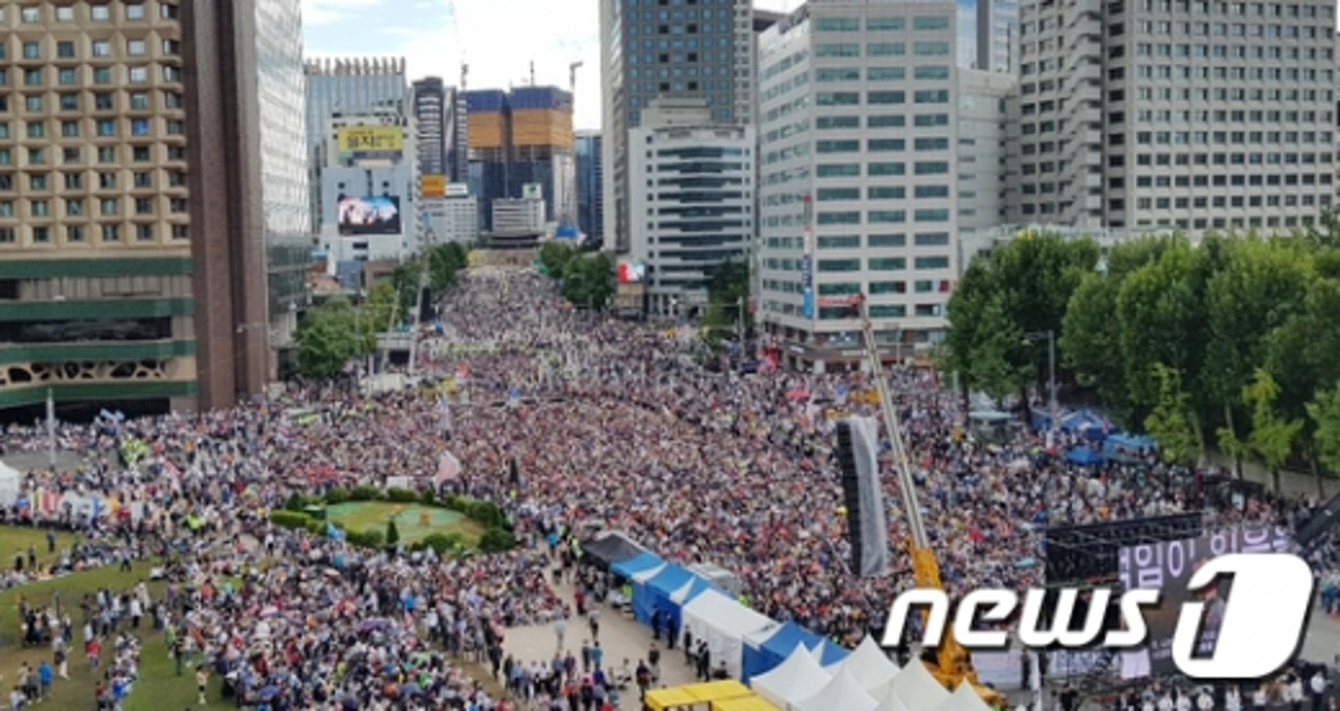 한국당 "300만명 조국사퇴 외쳐… 촛불집회 보다 더 모였다"