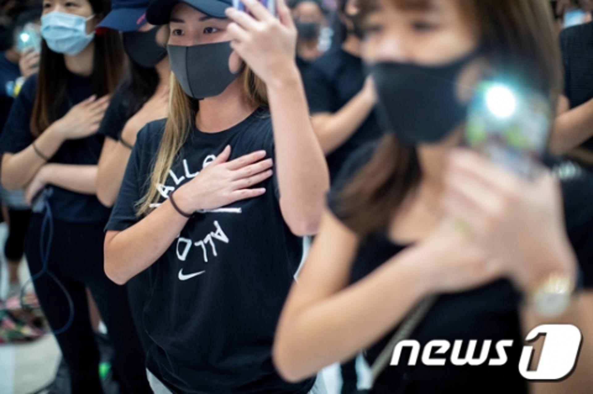 성난 홍콩 시위대 "고교생 피격 분노, 중국기업 공격"