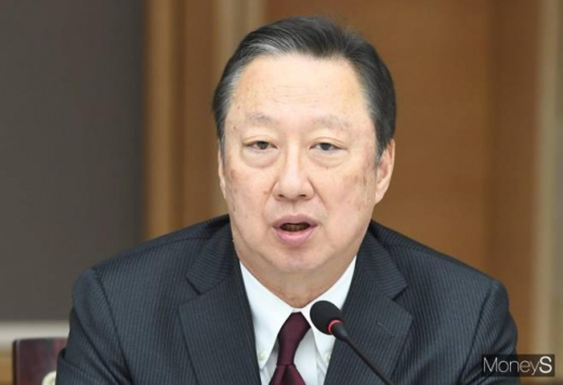 문대통령 만난 박용만 “경제 신진대사 떨어져… 대대적 규제혁파 나서달라”