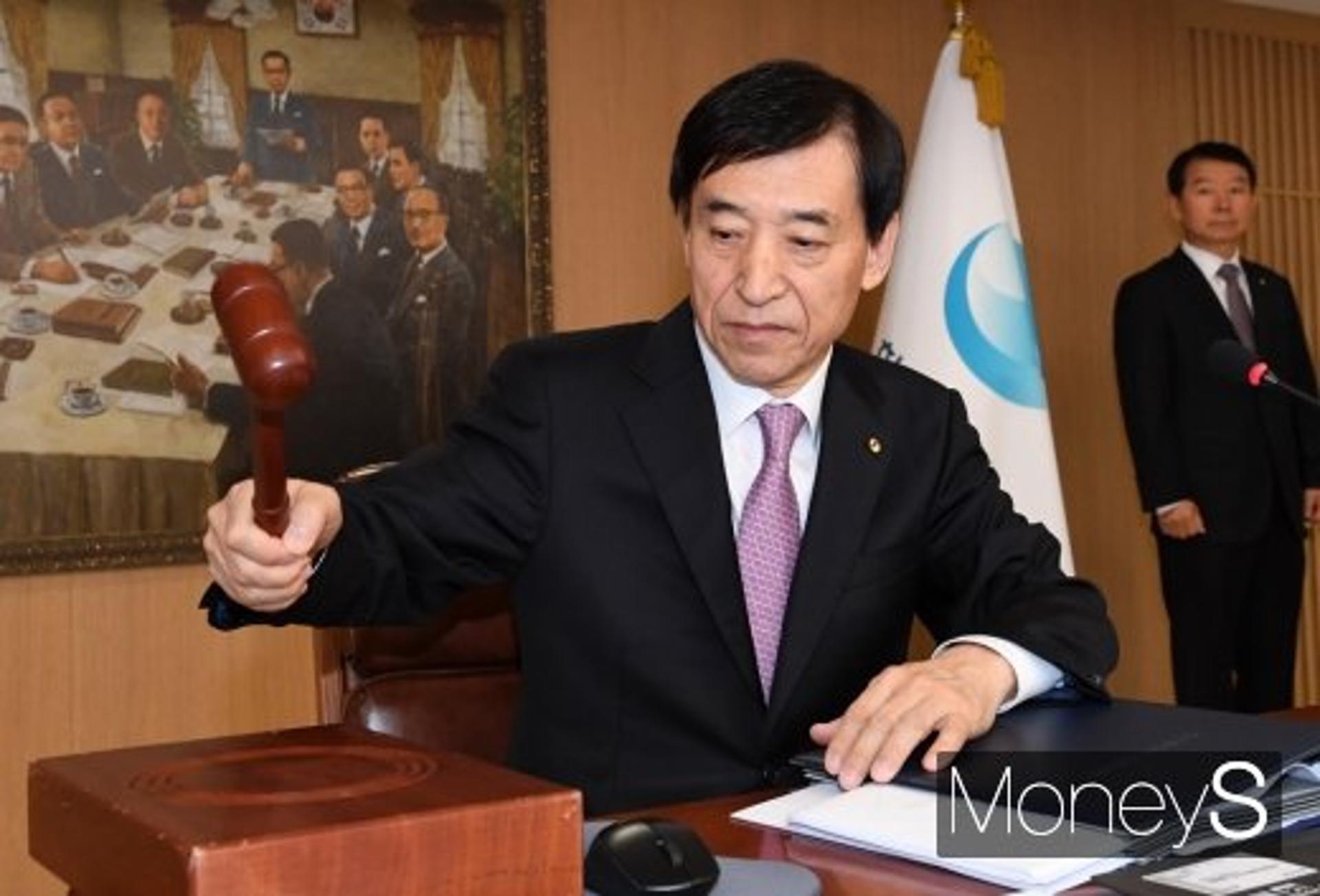 한은, 역대 최저 '연 1.25%' 기준금리 결정… 소수의견에 주목