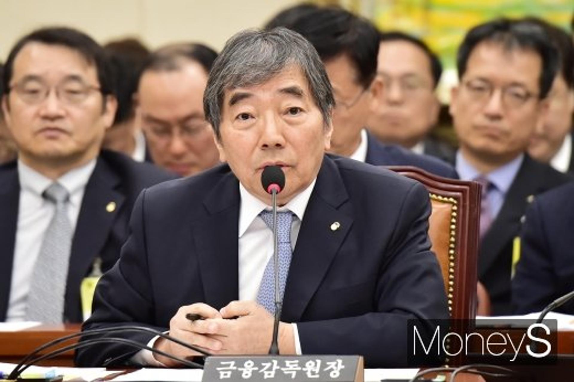 윤석헌 "DLF는 도박, 은행 시스템 문제… 보상체계 고민"