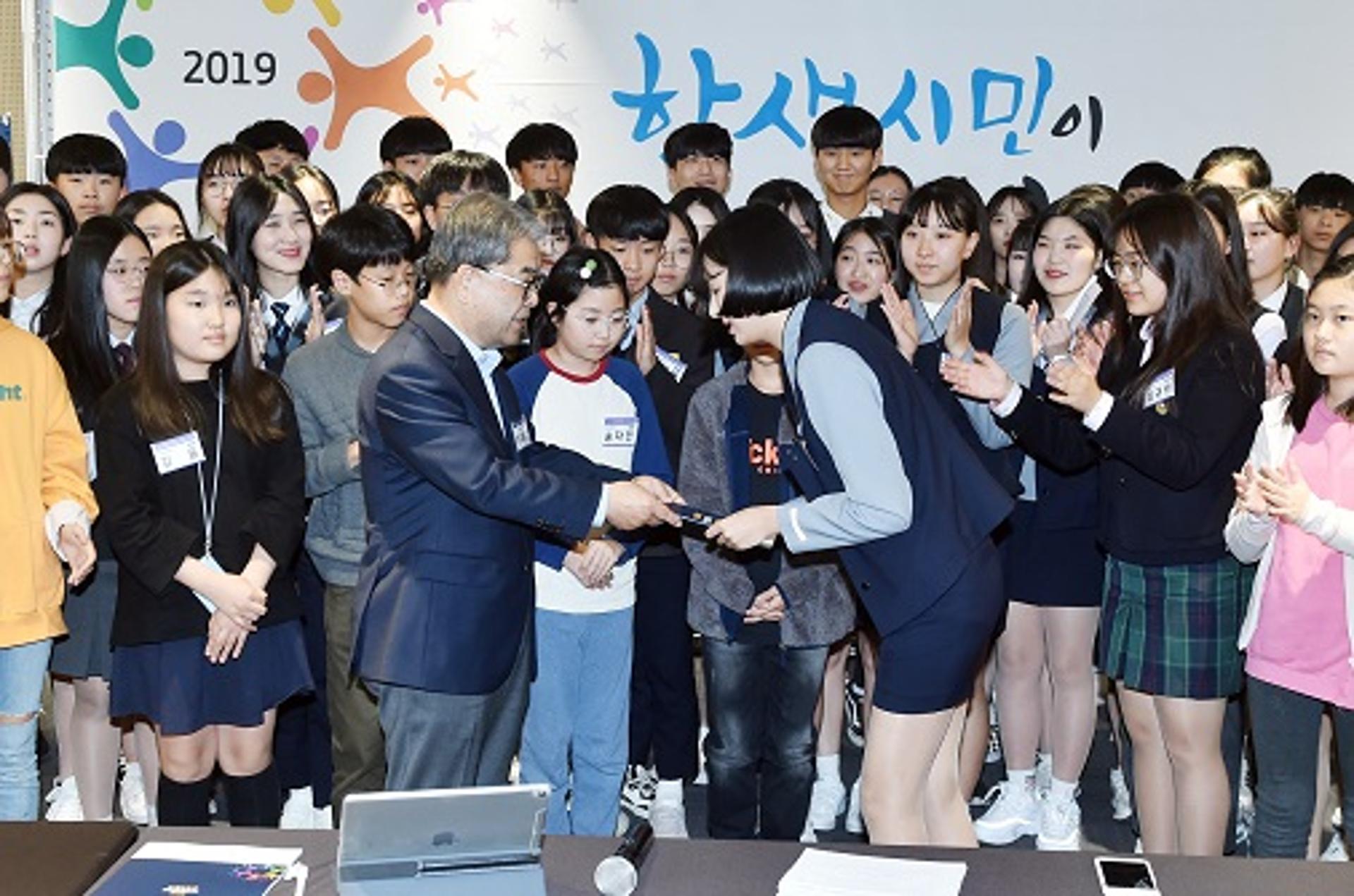이재정 교육감, 학생 정책제안에 감탄