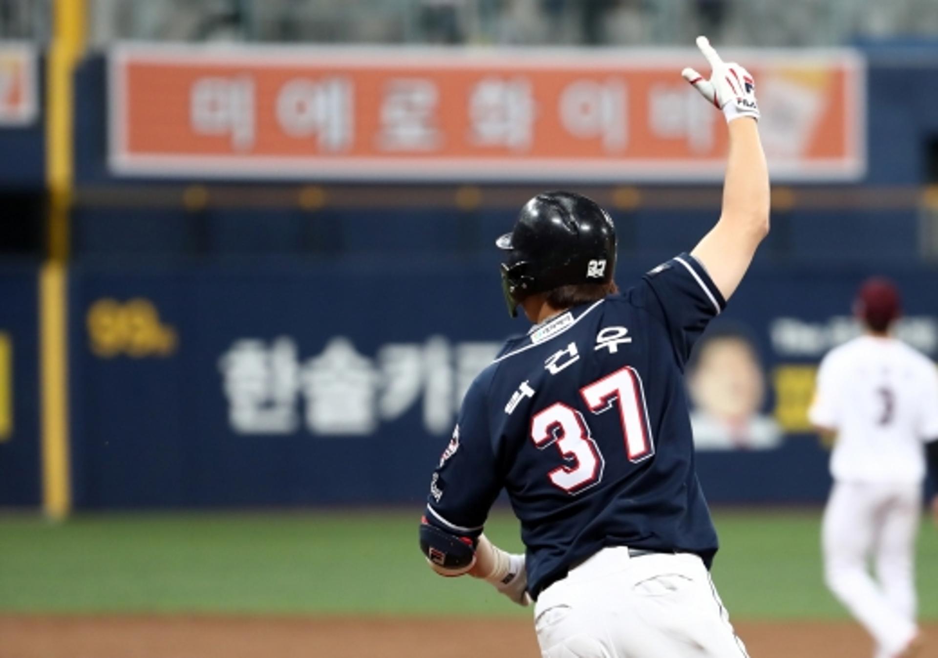 [한국시리즈] 두산 박건우, 국해성과 교체… 오른쪽 어깨 이상 증세