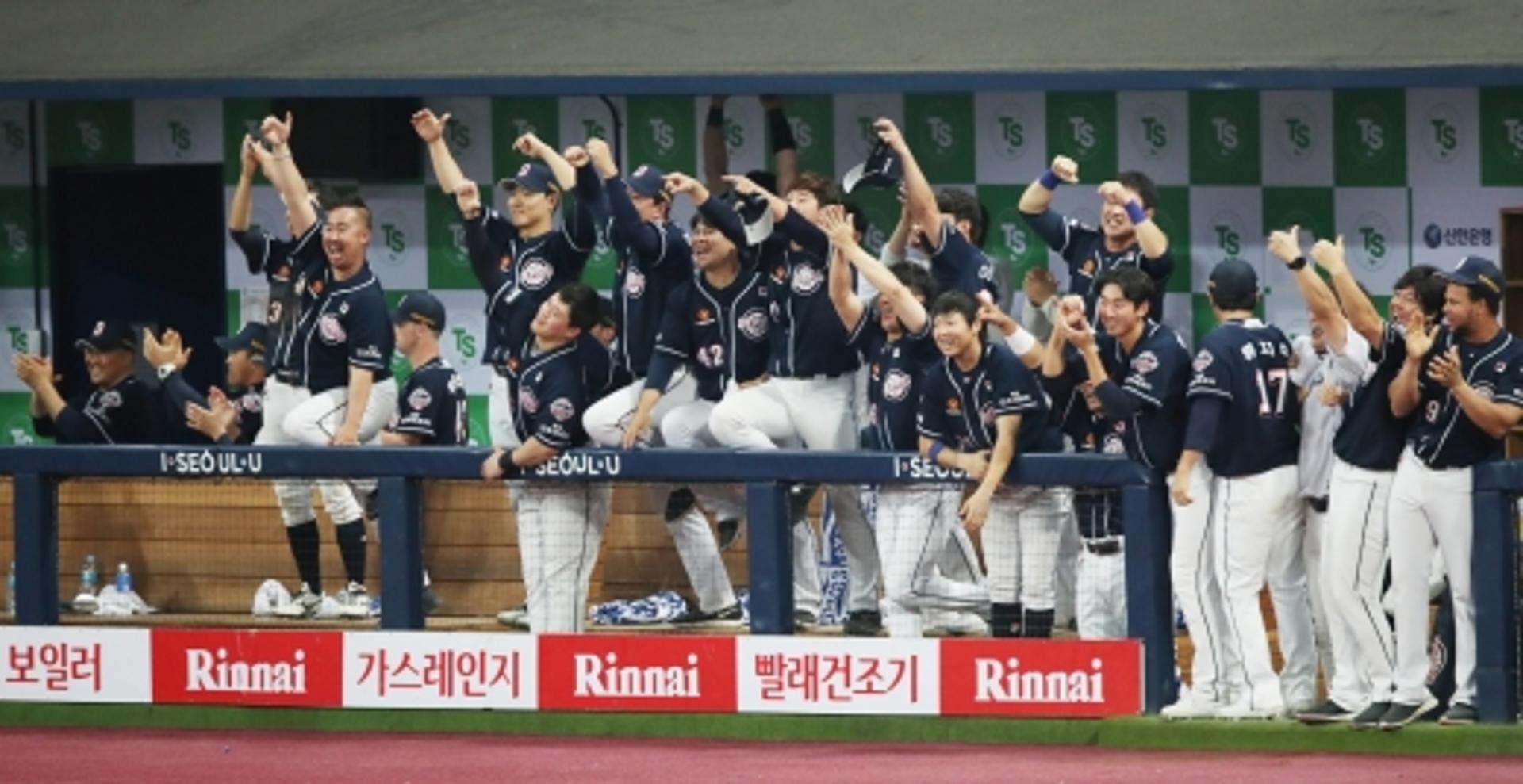 [한국시리즈] 두산, 통산 6번째 왕좌 등극… 키움에 4연승