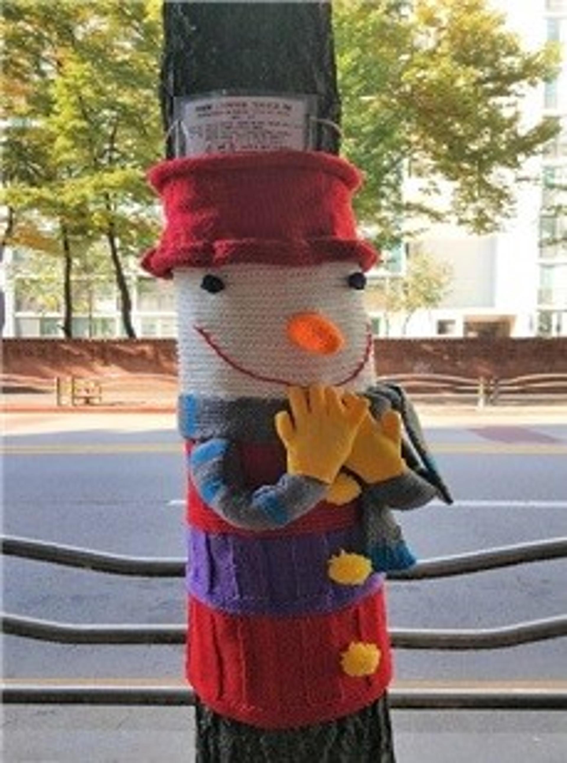 "나무야 춥지마"… 광명시, 뜨개 옷 가로수길 '눈길'