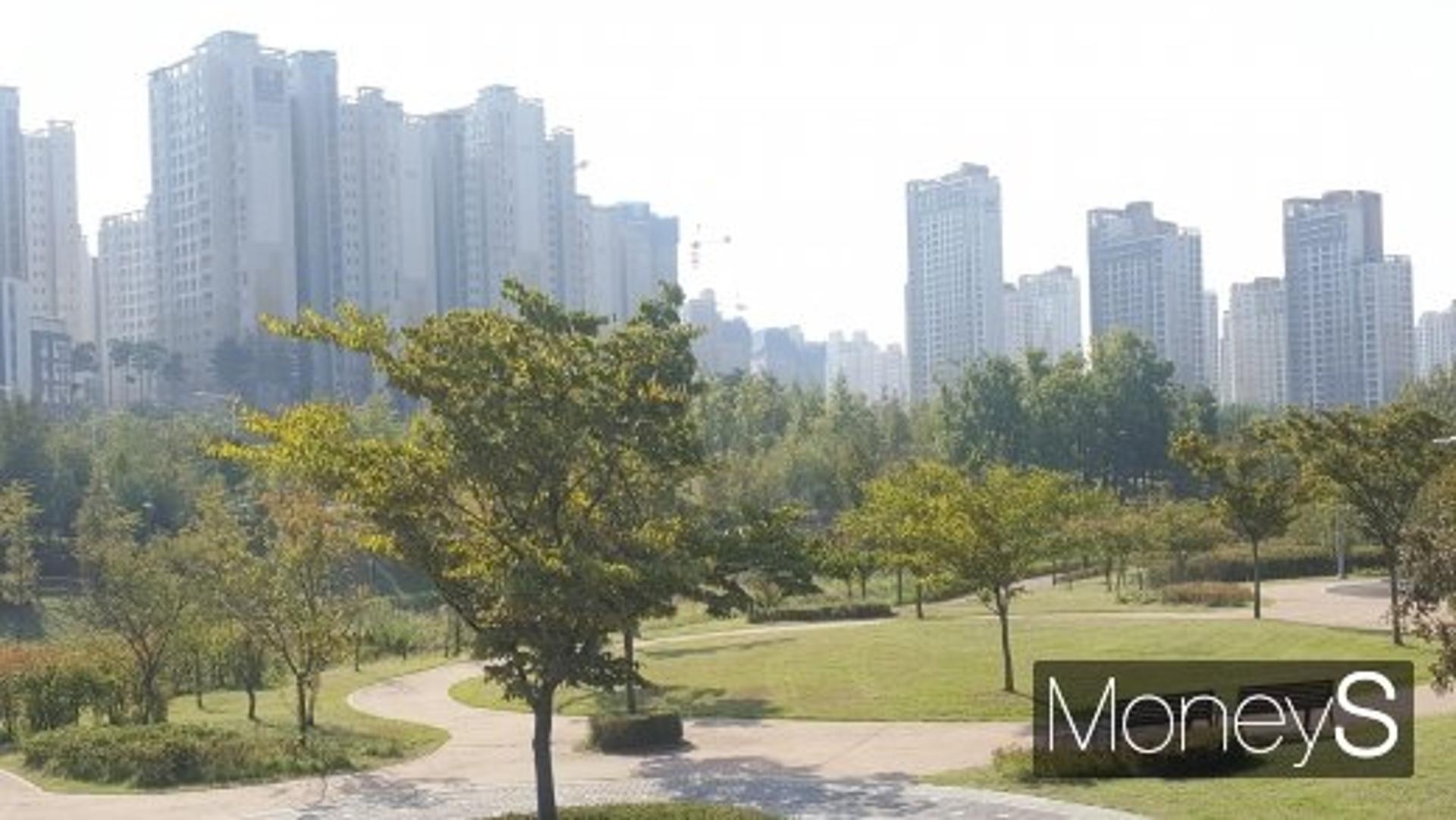 ‘콜록콜록’ 미세먼지 기승에 ‘숲세권 아파트’ 활짝