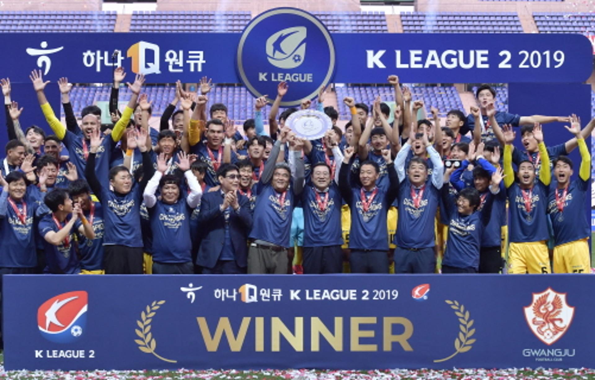 '1부 승격' 광주FC, 홈 팬들과 우승 세리머니