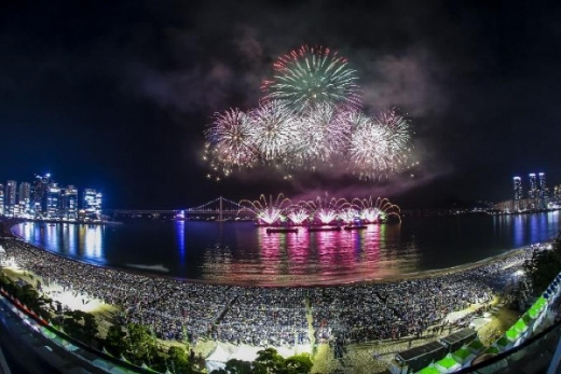 부산불꽃축제, '100만여 명의 감동' 역대 최대 관람