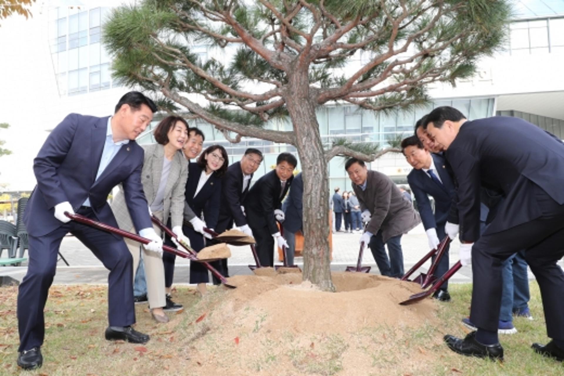 성남시의회, 청사이전 10주년 기념식수 개최