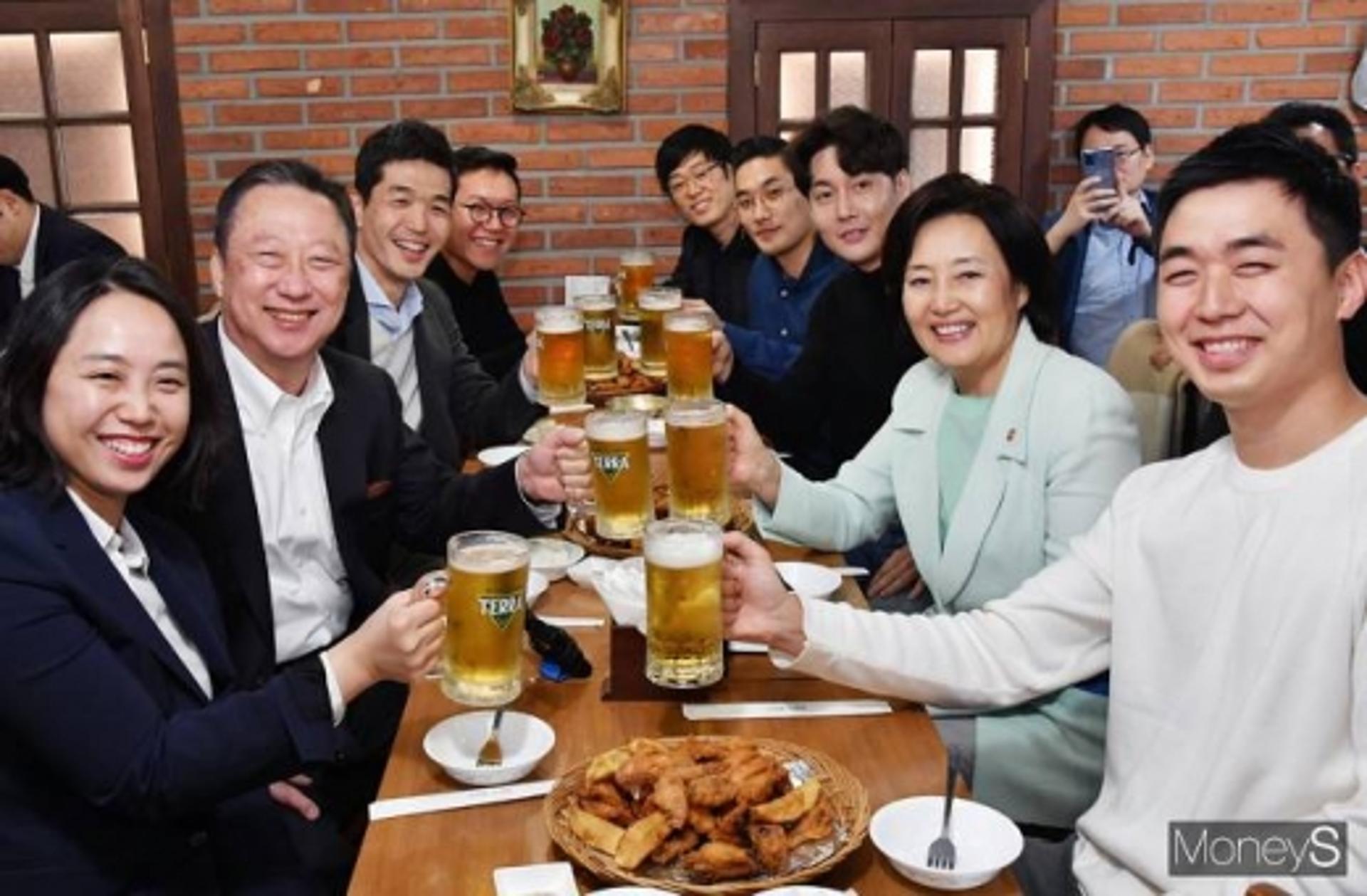 박영선 “너무 많은 변화 겁나”… 박용만 “그래서 규제 풀어야”