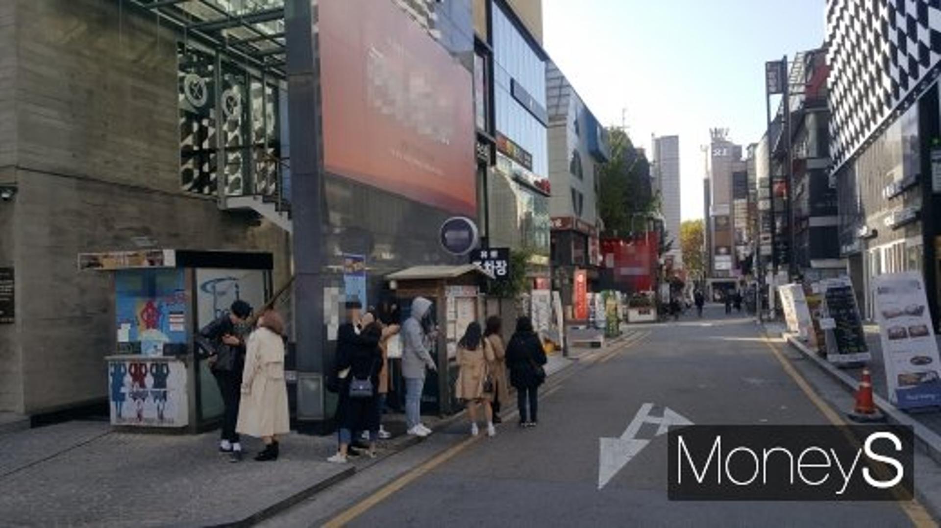 발길 끊기는 ‘젊음의 거리’ 상가