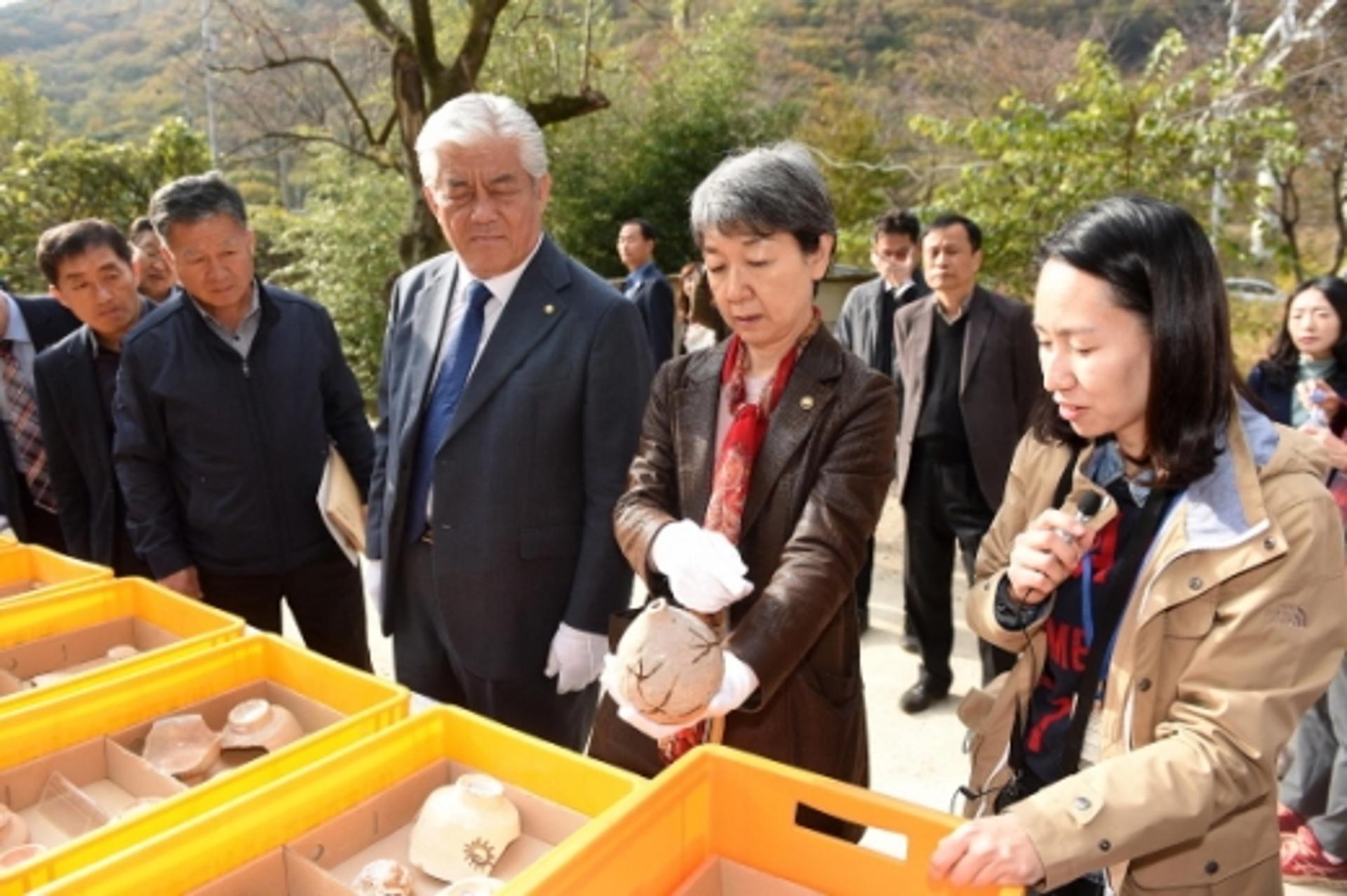 정재숙 문화재청장, 김해시 백자가마터 발굴현장 방문